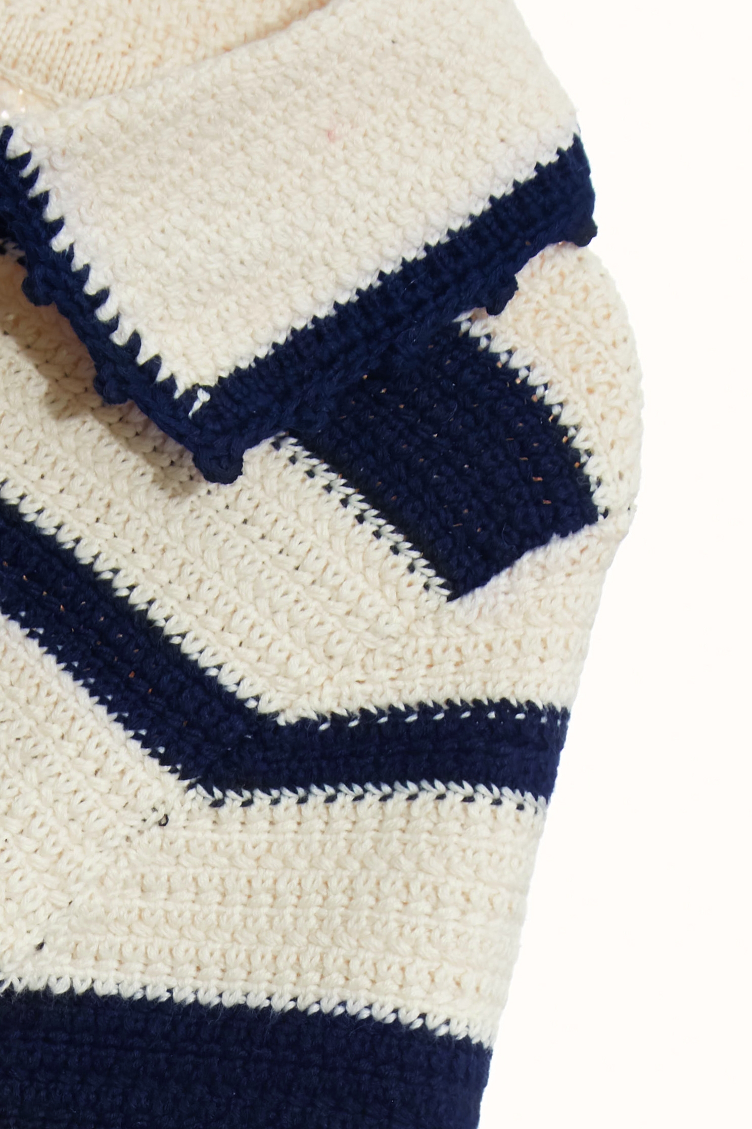 濃厚靛藍粗細配條針織上衣濃厚靛藍粗細配條針織上衣,上衣,條紋,秋冬穿搭,約會特輯,蝴蝶結,針織,針織上衣,針織衫