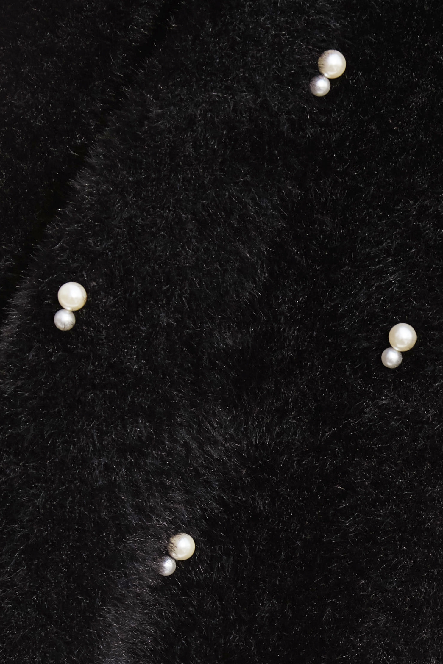 珍珠釘飾仿貂毛針織單品珍珠釘飾仿貂毛針織單品,上班OL穿搭,珍珠,秋冬穿搭,約會特輯,針織,針織衫