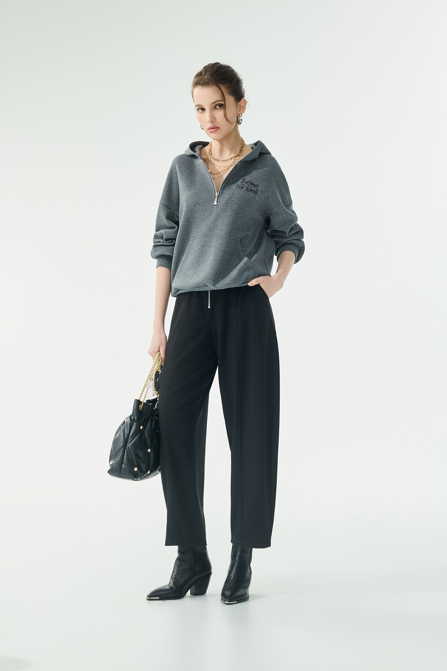 薄暮灰連帽衛衣式上衣薄暮灰連帽衛衣式上衣,上衣,人氣商品,刺繡,秋冬穿搭,簡約穿搭,衛衣