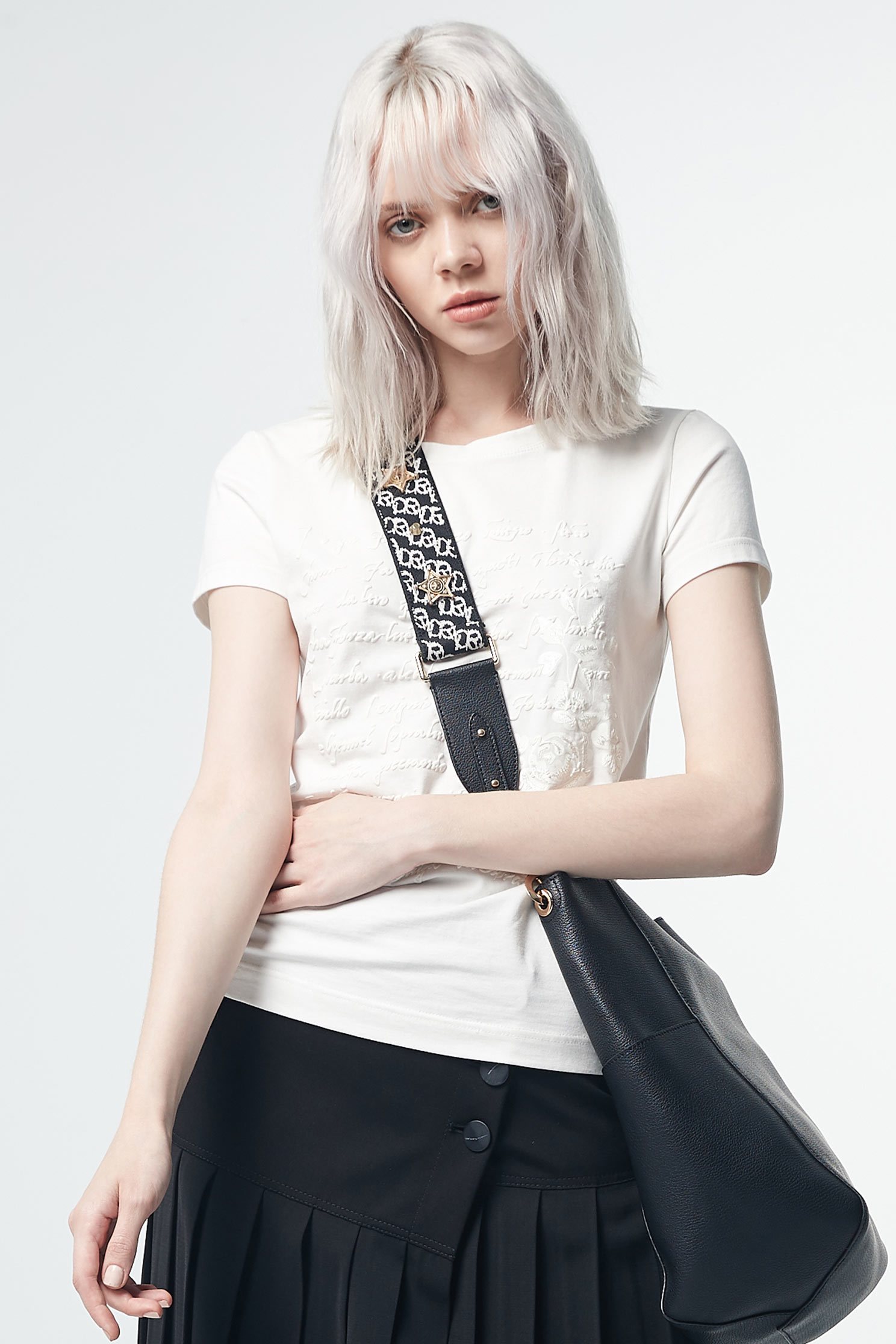 Embroidered foam print T-shirt,t-shirt,t-shirt,top,embroidery,embroideredtop,roundnecktop,whitetop,shortsleevetop,cotton,embroidered,embroideredtop