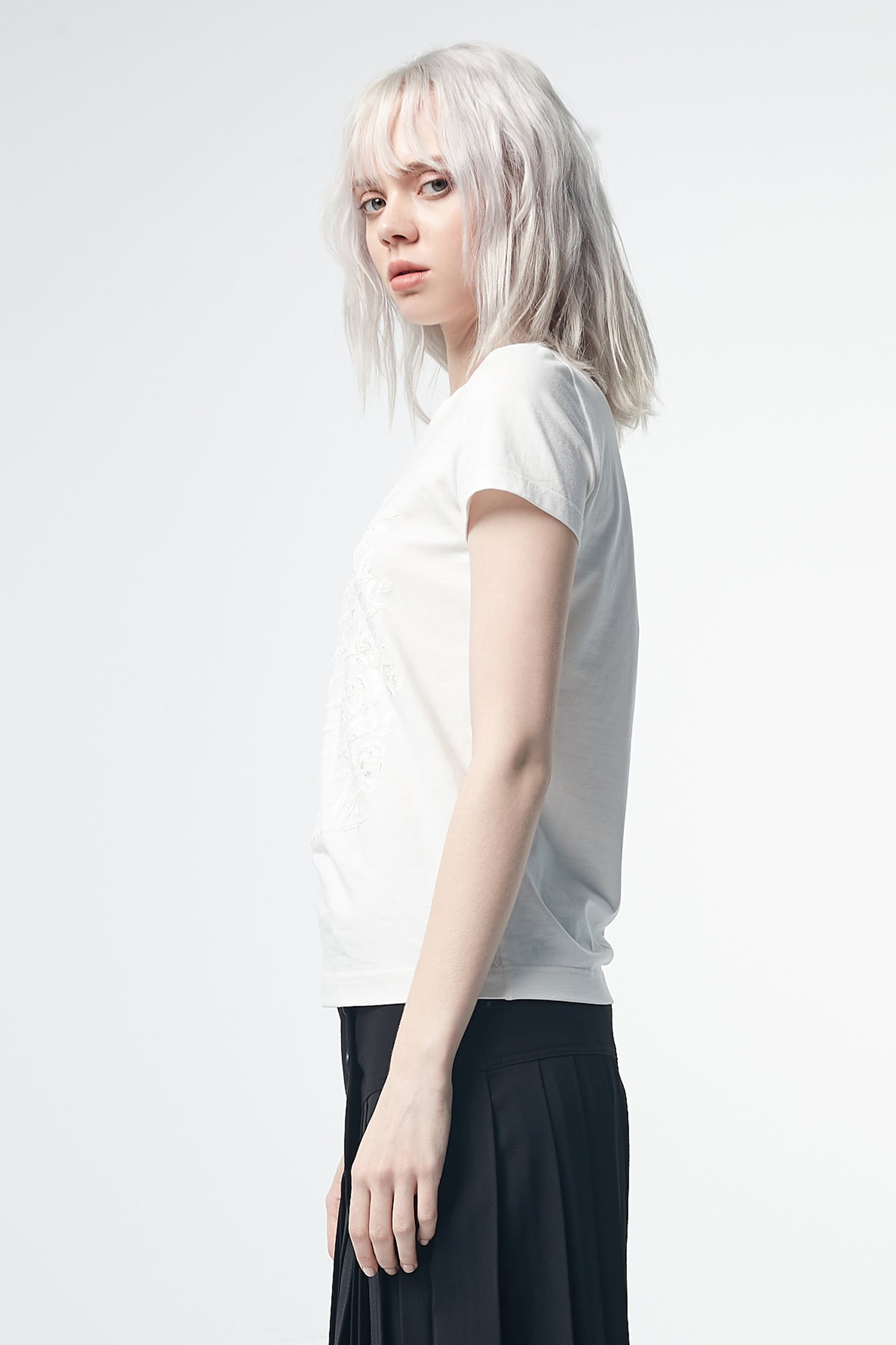 Embroidered foam print T-shirt,t-shirt,t-shirt,top,embroidery,embroideredtop,roundnecktop,whitetop,shortsleevetop,cotton,embroidered,embroideredtop
