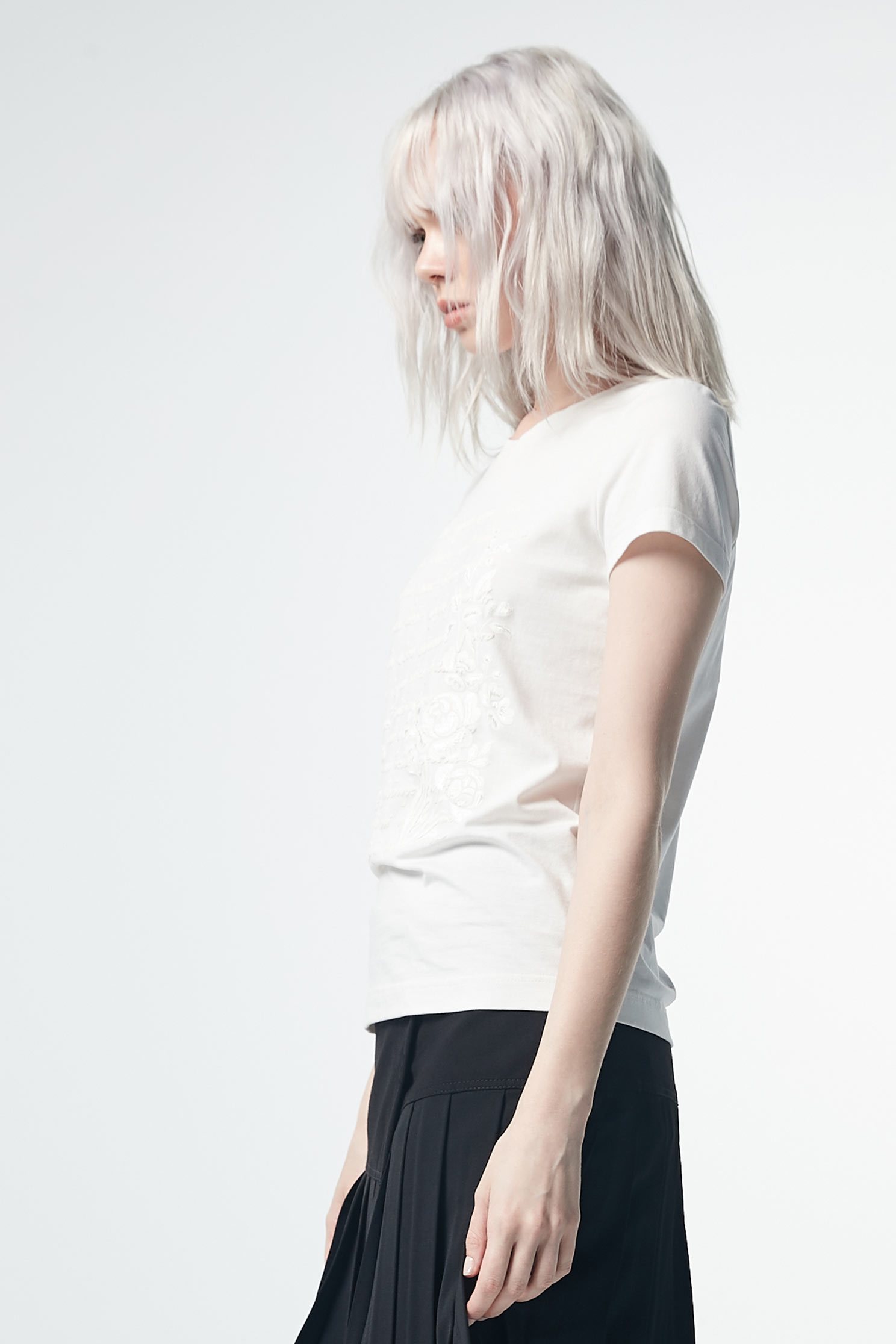 Embroidered foam print T-shirt,t-shirt,t-shirt,top,embroidery,embroideredtop,roundnecktop,whitetop,shortsleevetop,cotton,embroidered,embroideredtop