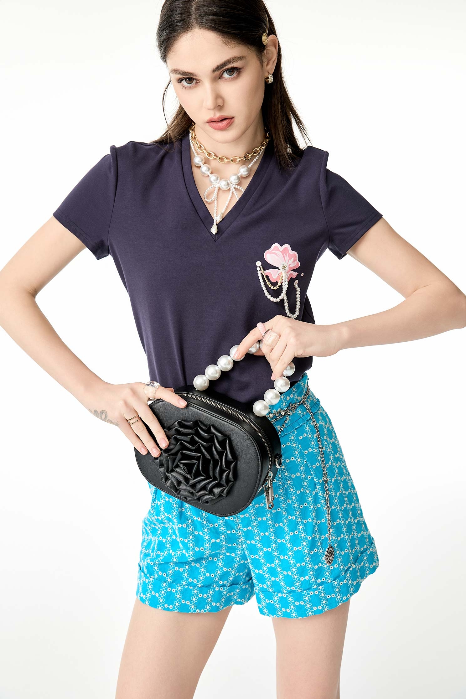 珍珠蚌殼印花T恤上衣珍珠蚌殼印花T恤上衣,T-Shirt,T恤,V領上衣,上衣,春夏穿搭,珍珠,藍調風尚