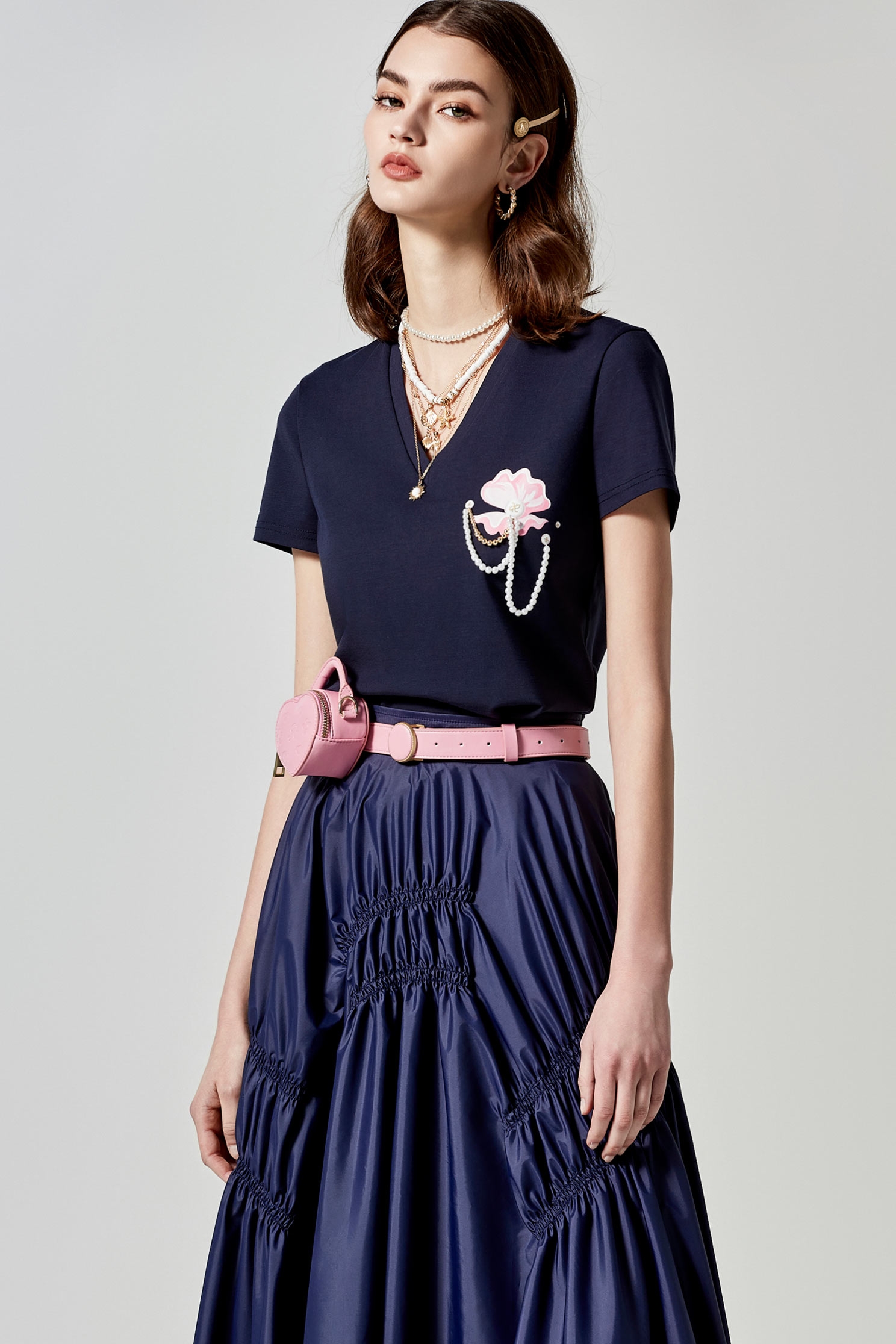 珍珠蚌殼印花T恤上衣珍珠蚌殼印花T恤上衣,T-Shirt,T恤,V領上衣,上衣,春夏穿搭,珍珠,藍調風尚