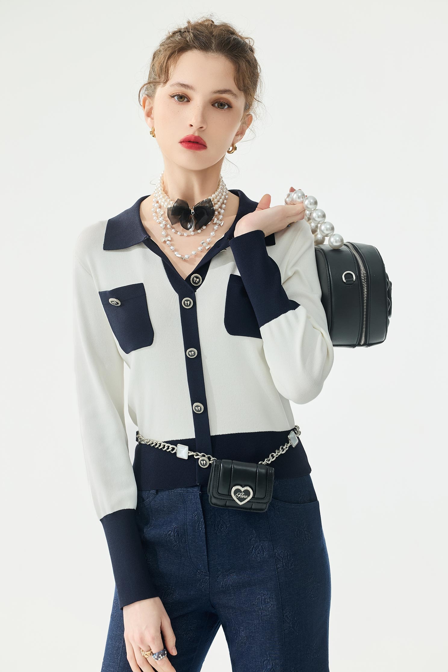 午夜藍配色造型上衣午夜藍配色造型上衣,上班OL穿搭,上衣,小香風,春夏穿搭,白色上衣,蝴蝶結,針織,針織衫