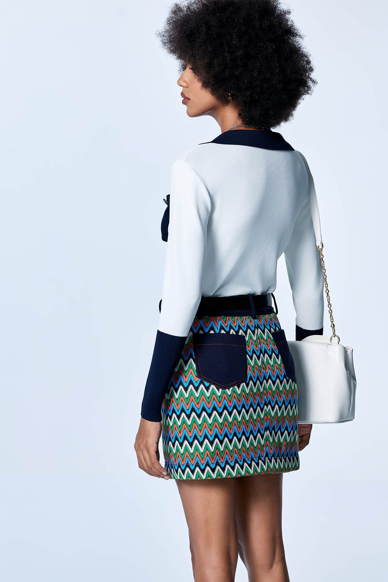 午夜藍配色造型上衣午夜藍配色造型上衣,上班OL穿搭,上衣,小香風,春夏穿搭,白色上衣,蝴蝶結,針織,針織衫