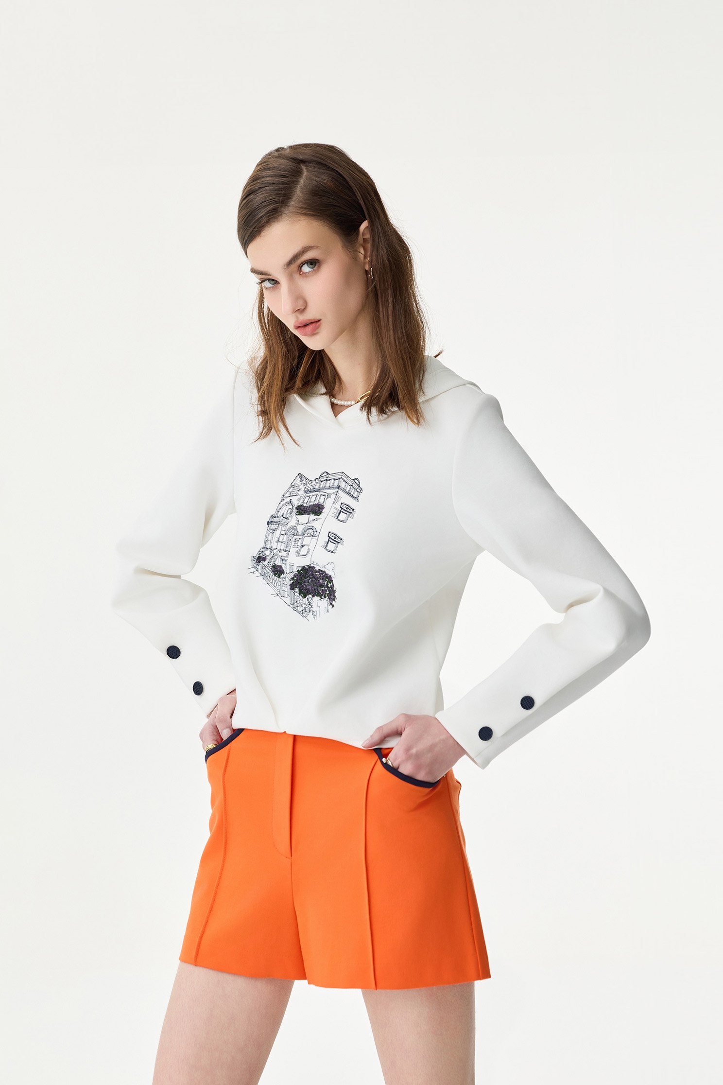 香榭街圖刺繡連帽上衣香榭街圖刺繡連帽上衣,上衣,人氣商品,刺繡,帽T,春夏穿搭,白色上衣