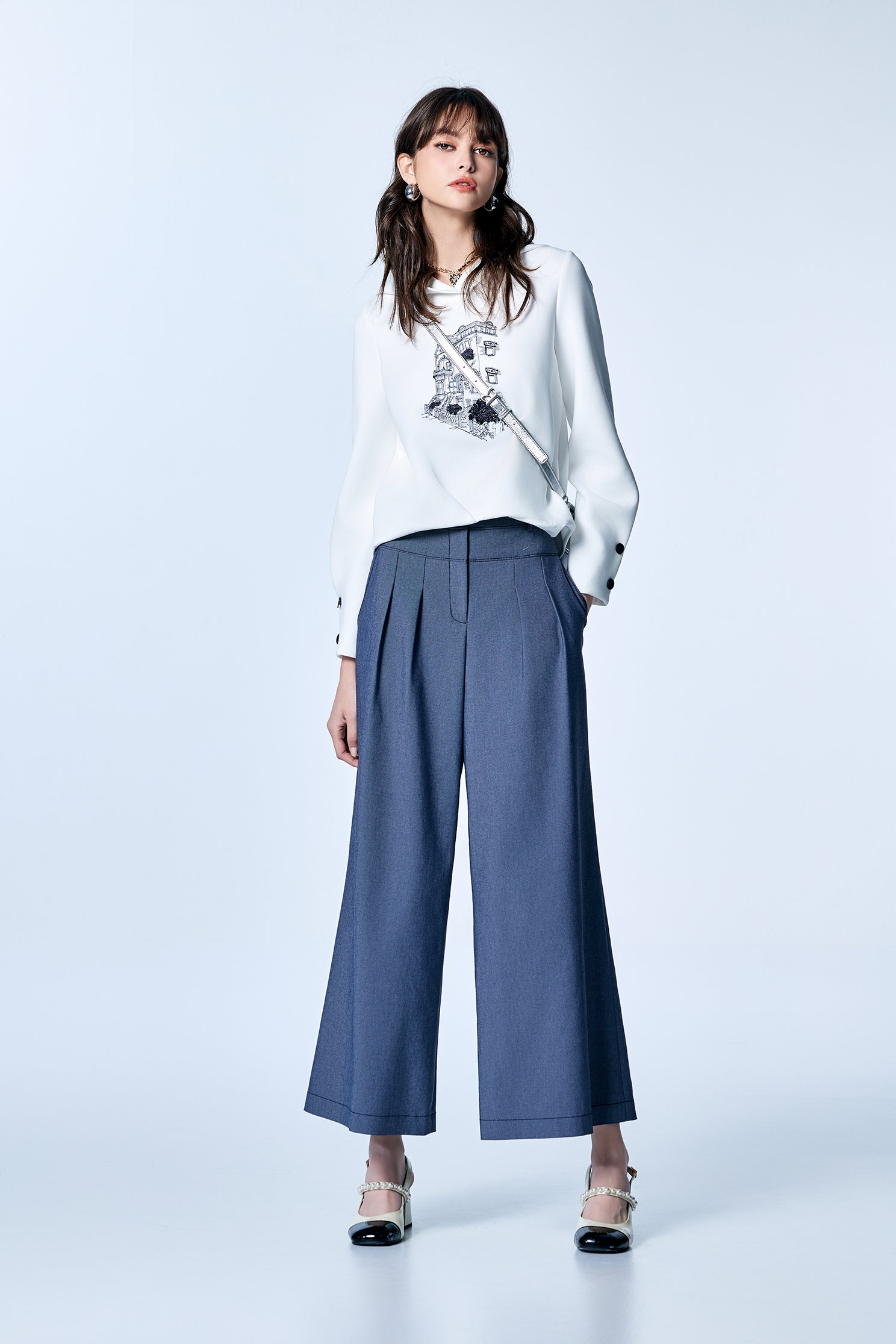 香榭街圖刺繡連帽上衣香榭街圖刺繡連帽上衣,上衣,人氣商品,刺繡,帽T,春夏穿搭,白色上衣