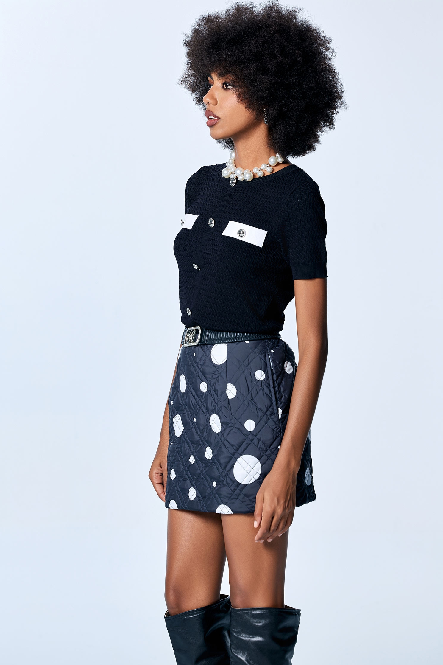 裝飾口袋針織上衣裝飾口袋針織上衣,上班OL穿搭,上衣,春夏穿搭,針織,針織衫,黑色上衣