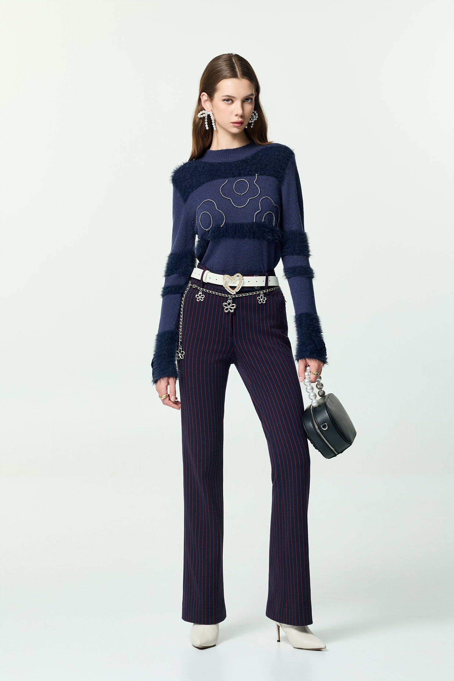 濃厚靛藍綴織帶花卉針織上衣濃厚靛藍綴織帶花卉針織上衣,上班OL穿搭,上衣,人氣商品,秋冬穿搭,約會特輯,花花世界,蝴蝶結,針織,針織上衣,針織衫