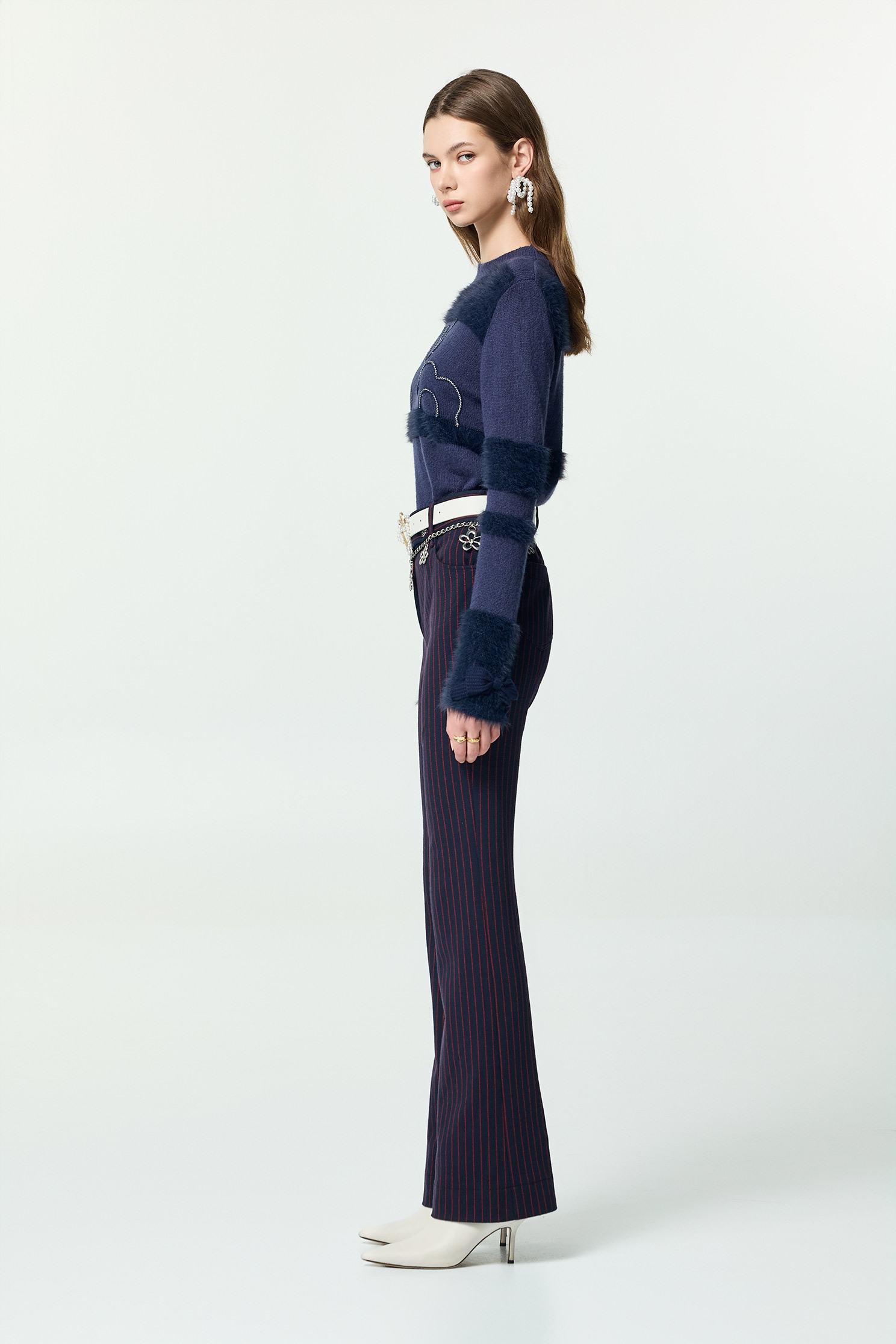 濃厚靛藍綴織帶花卉針織上衣濃厚靛藍綴織帶花卉針織上衣,上班OL穿搭,上衣,人氣商品,秋冬穿搭,約會特輯,花花世界,蝴蝶結,針織,針織上衣,針織衫