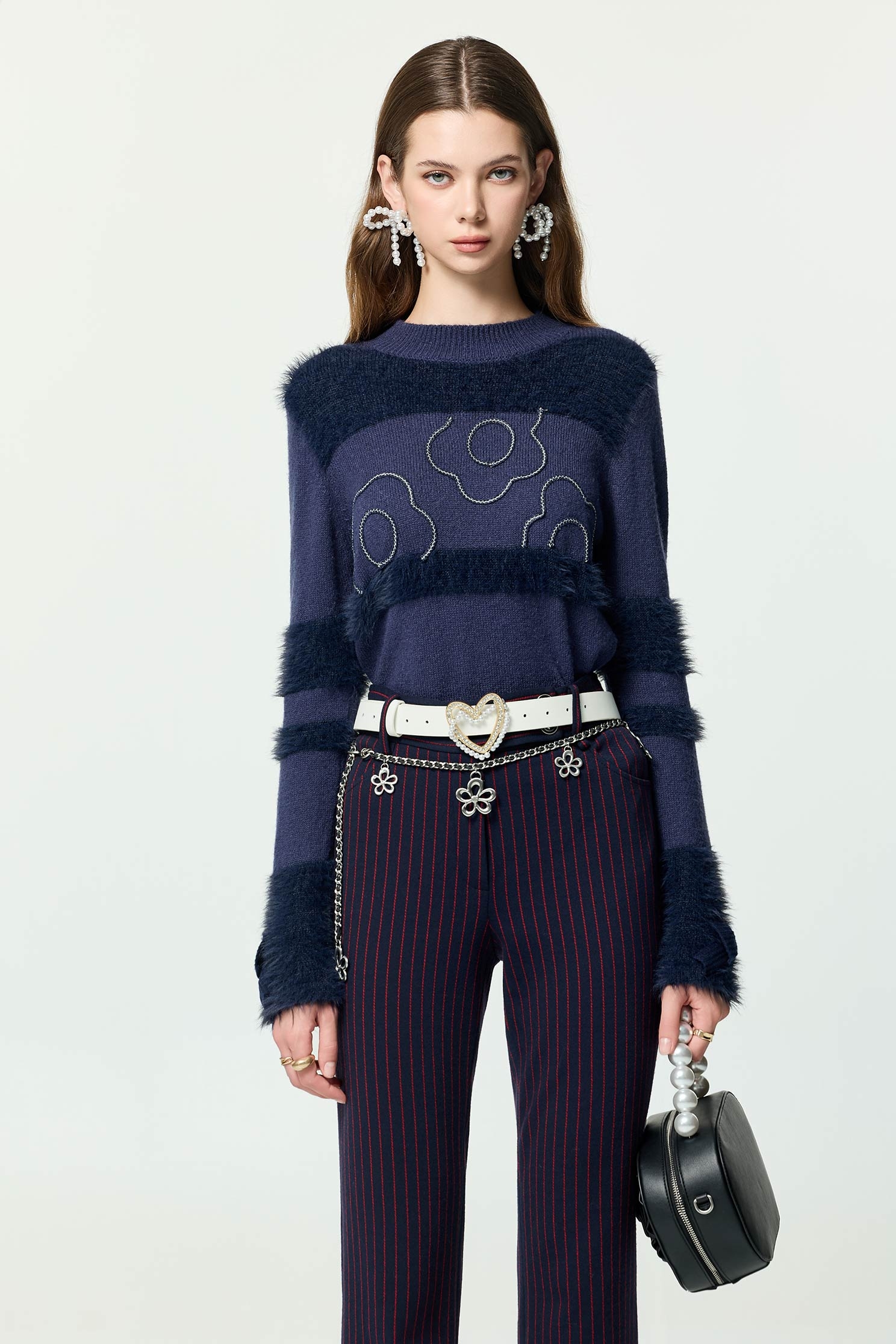 濃厚靛藍綴織帶花卉針織上衣濃厚靛藍綴織帶花卉針織上衣,上班OL穿搭,上衣,人氣商品,秋冬穿搭,約會特輯,花花世界,蝴蝶結,針織,針織上衣,針織衫