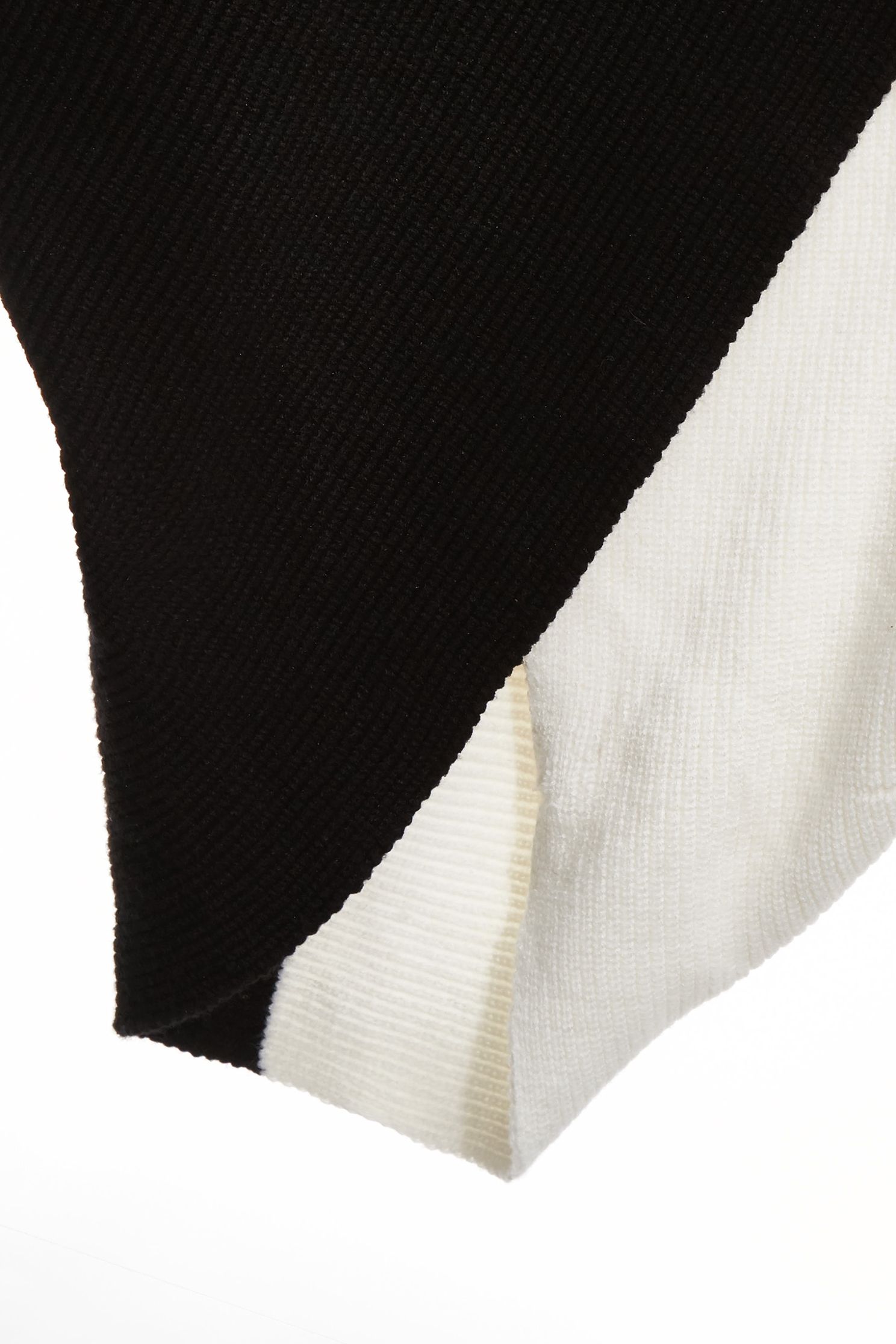 黑白拼接高領針織黑白拼接高領針織,上班OL穿搭,秋冬穿搭,約會特輯,針織,針織衫