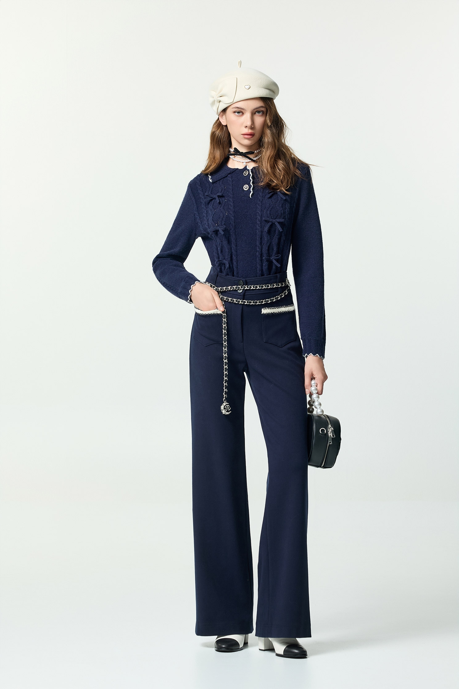 濃厚靛藍配色鋸齒邊針織上衣濃厚靛藍配色鋸齒邊針織上衣,V領上衣,上班OL穿搭,上衣,人氣商品,秋冬穿搭,約會特輯,蝴蝶結,針織,針織上衣,針織衫