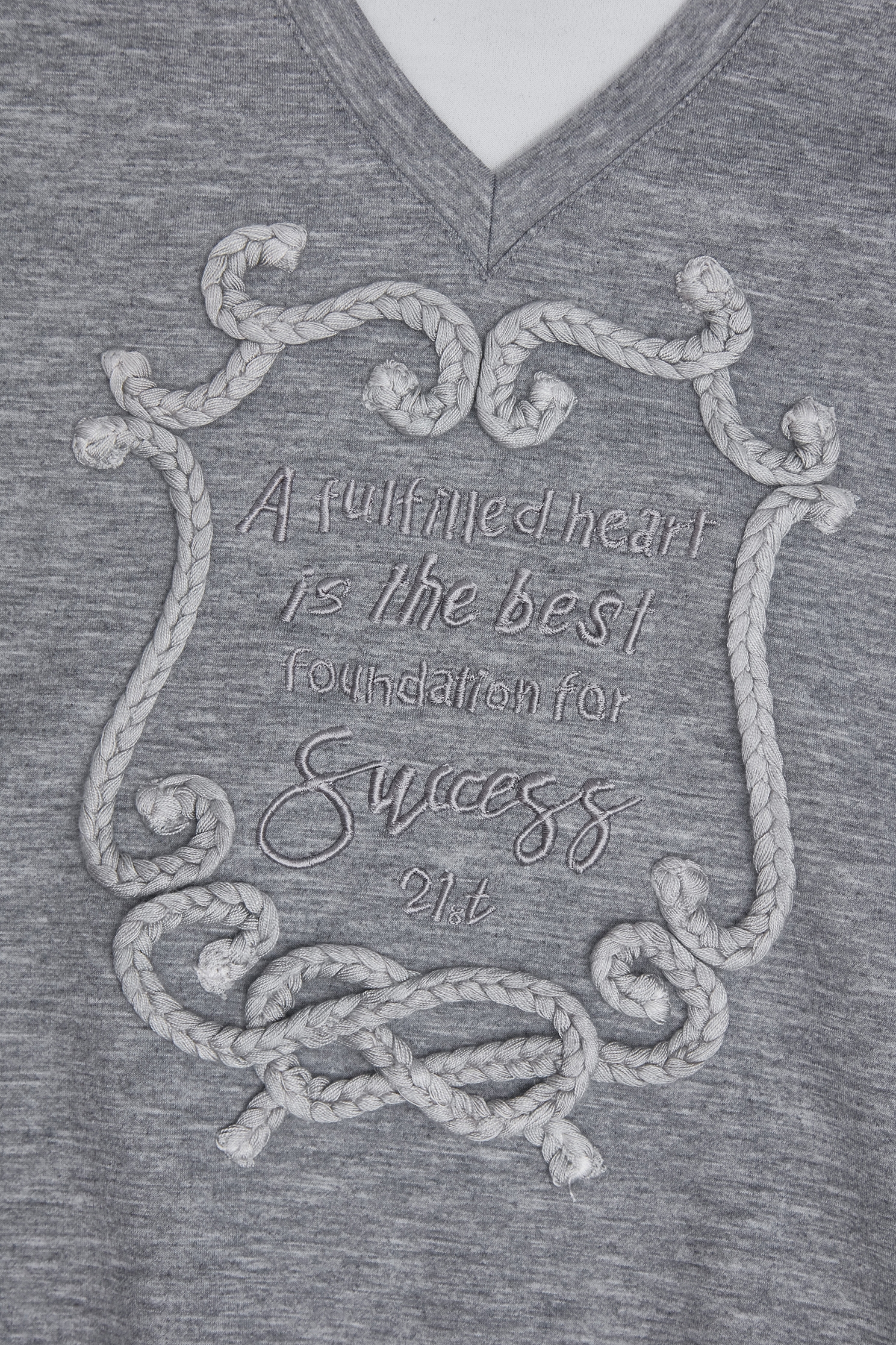 袖口立體摺飾上衣袖口立體摺飾上衣,V領上衣,上衣,刺繡,秋冬穿搭,簡約穿搭