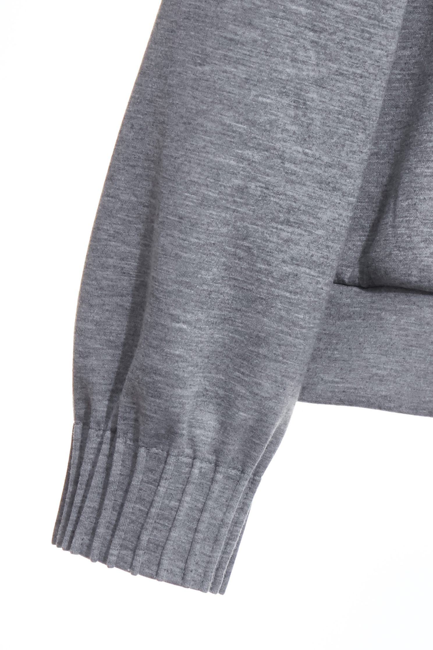 袖口立體摺飾上衣袖口立體摺飾上衣,V領上衣,上衣,刺繡,秋冬穿搭,簡約穿搭