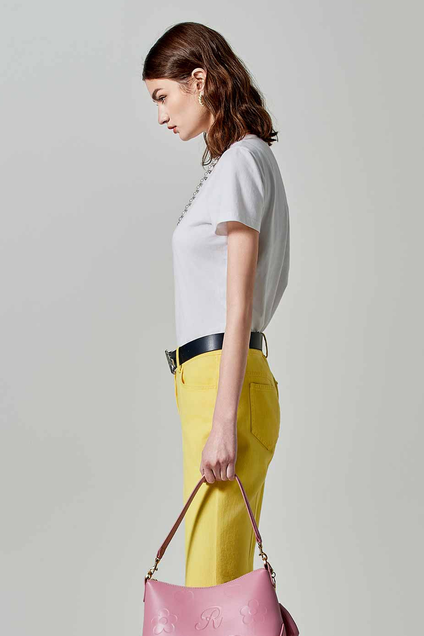 簍空字母鑲珠T恤上衣簍空字母鑲珠T恤上衣,T-Shirt,上衣,刺繡,春夏穿搭,珍珠,白色上衣,純棉