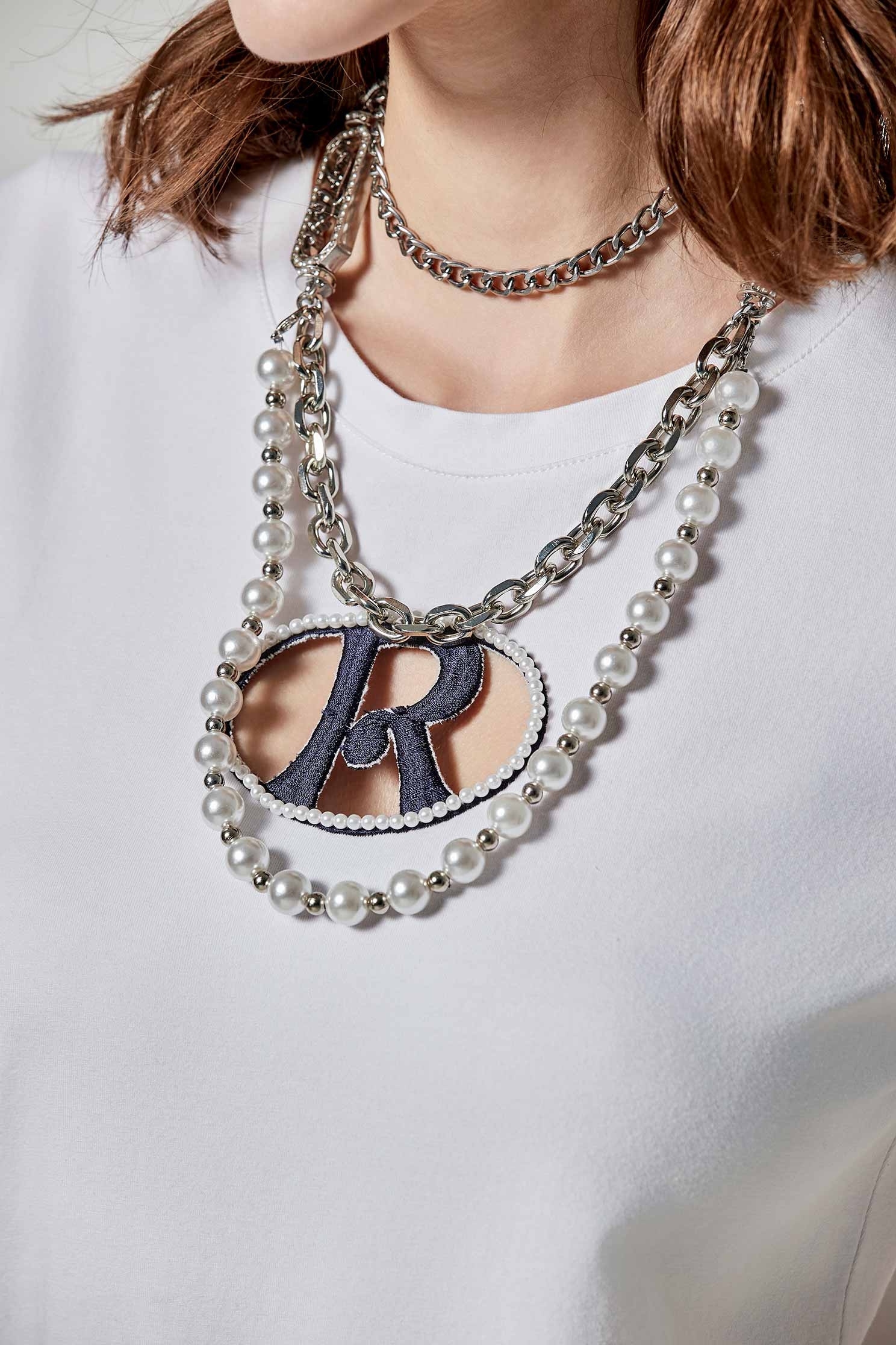 簍空字母鑲珠T恤上衣簍空字母鑲珠T恤上衣,T-Shirt,上衣,刺繡,春夏穿搭,珍珠,白色上衣,純棉