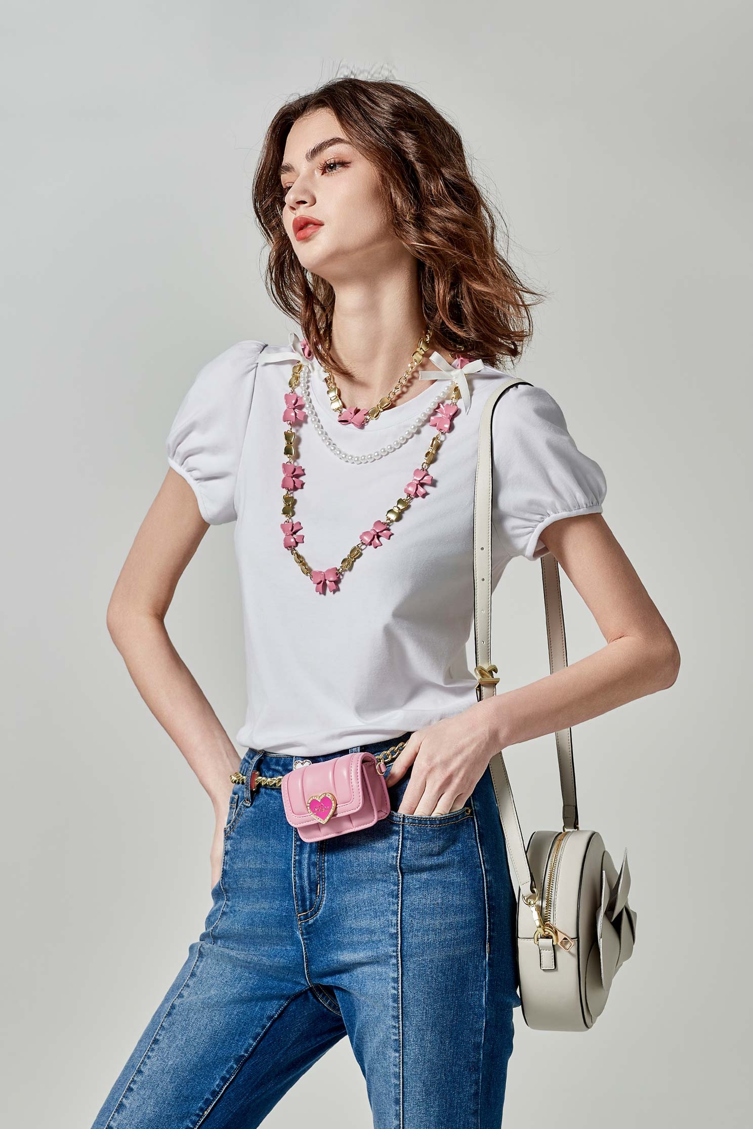 後背花朵印花T恤上衣後背花朵印花T恤上衣,T-Shirt,上衣,人氣商品,刺繡,春夏穿搭,珍珠,白色上衣,純棉