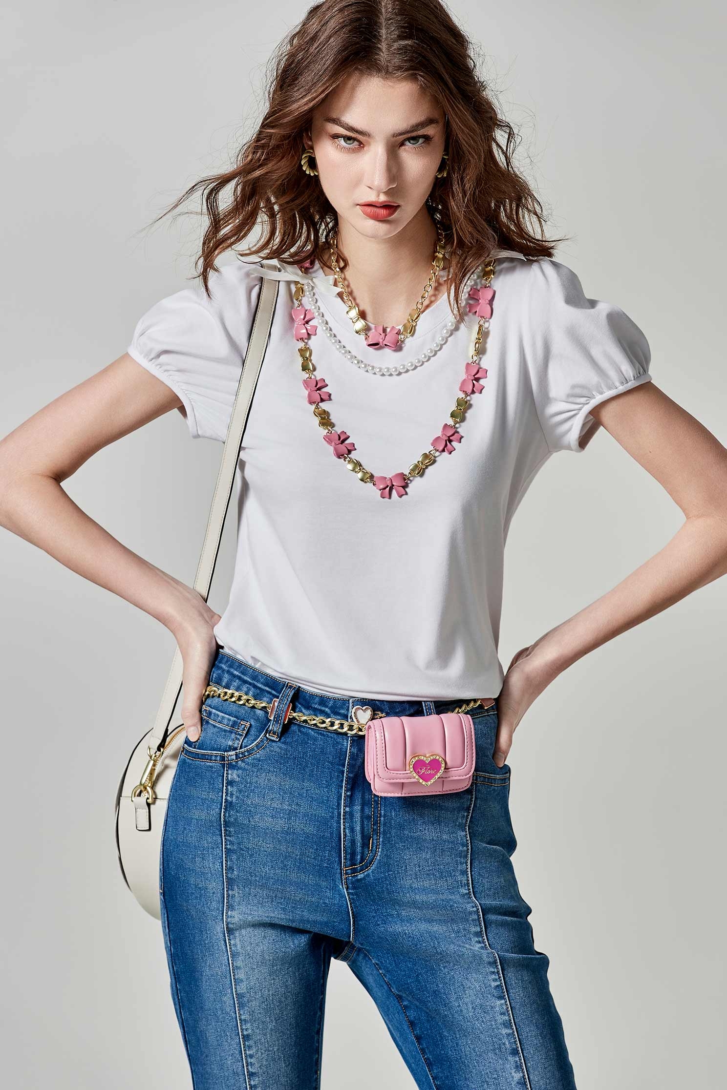 後背花朵印花T恤上衣後背花朵印花T恤上衣,T-Shirt,上衣,人氣商品,刺繡,春夏穿搭,珍珠,白色上衣,純棉