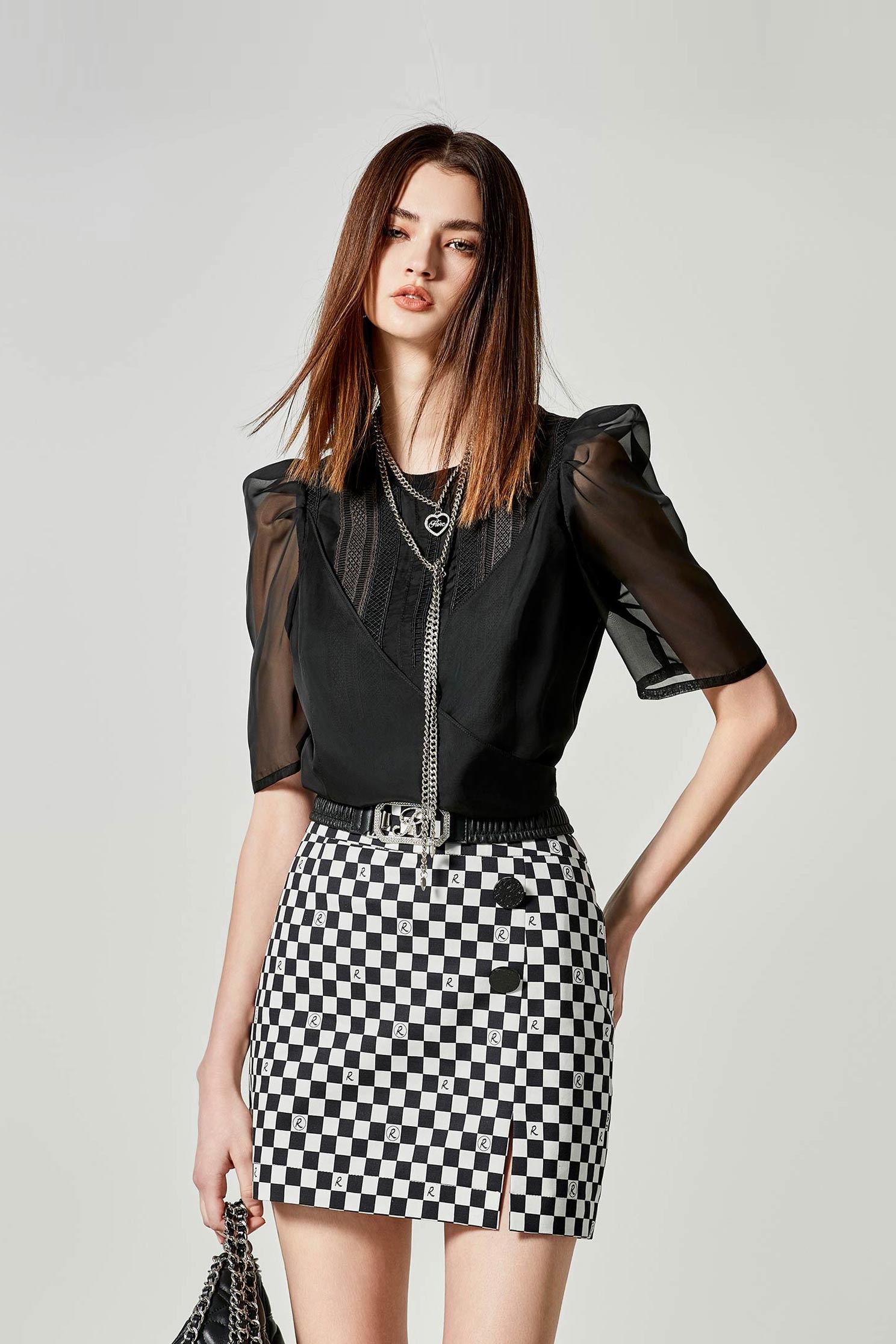 拼蕾絲條假兩件式上衣拼蕾絲條假兩件式上衣,T恤,上衣,春夏穿搭,蕾絲,蕾絲上衣,黑色上衣