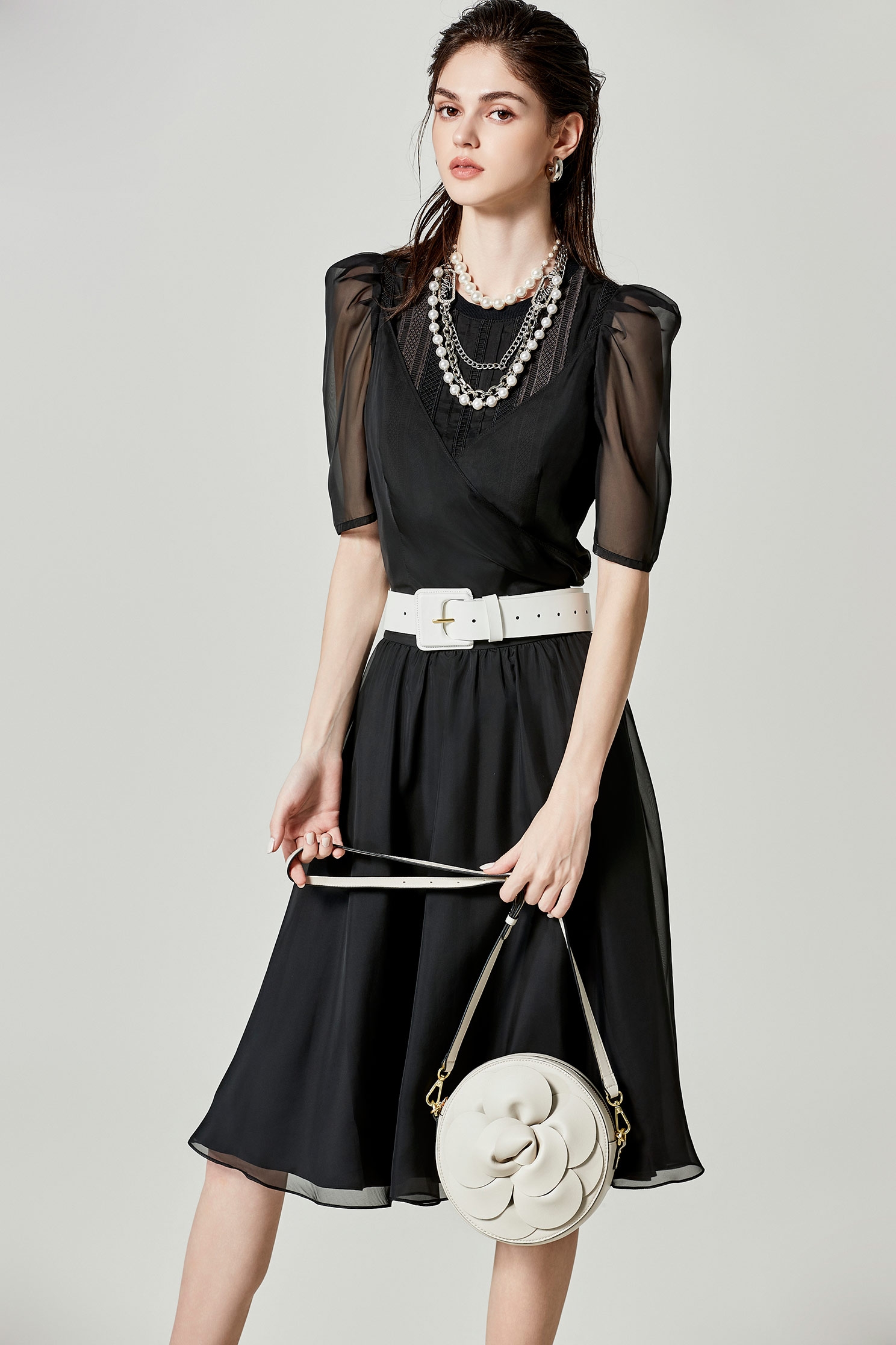 拼蕾絲條假兩件式上衣拼蕾絲條假兩件式上衣,T恤,上衣,春夏穿搭,蕾絲,蕾絲上衣,黑色上衣