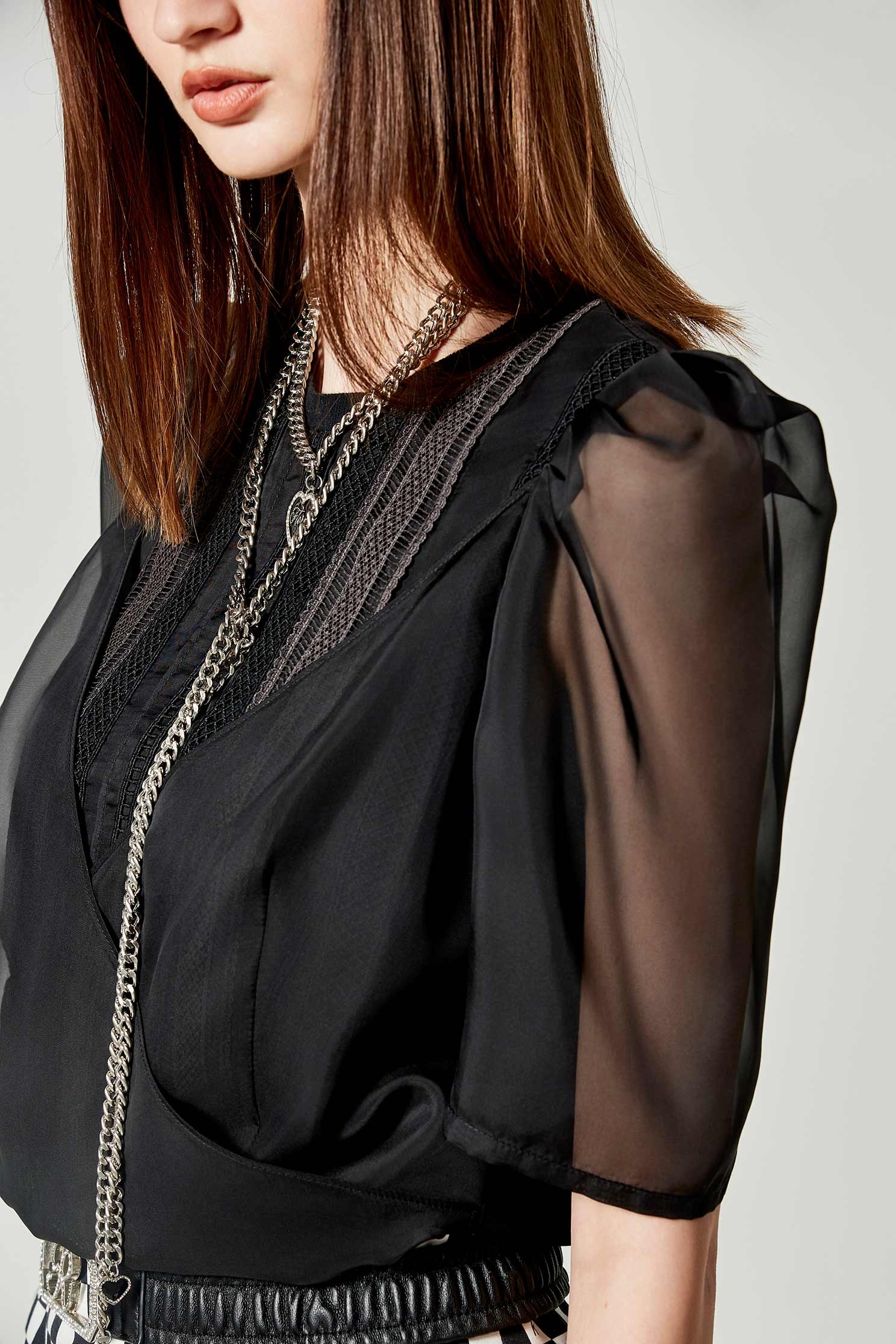 拼蕾絲條假兩件式上衣拼蕾絲條假兩件式上衣,T恤,上衣,春夏穿搭,蕾絲,蕾絲上衣,黑色上衣