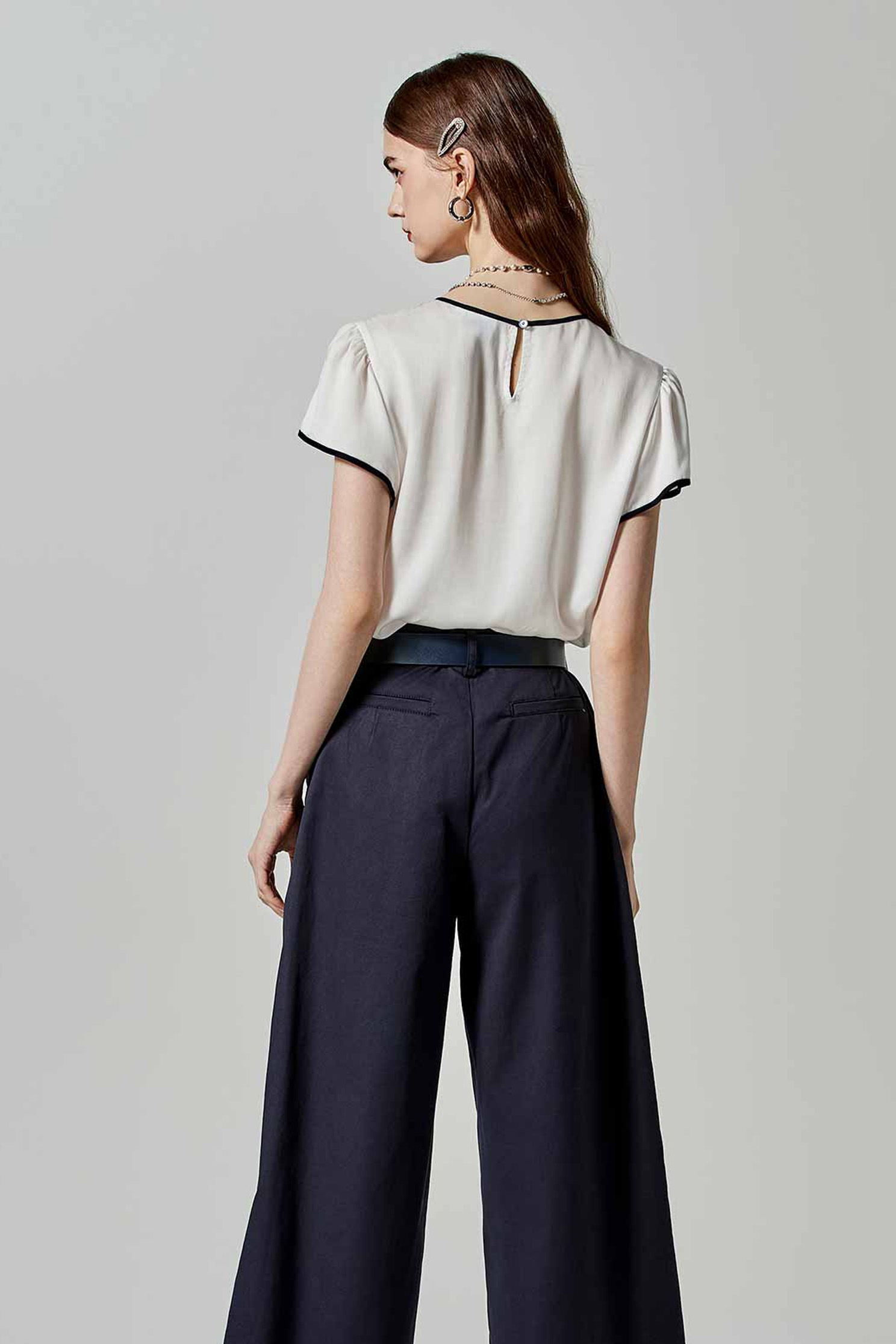 跳色條拼接單品上衣跳色條拼接單品上衣,上衣,春夏穿搭,條紋,白色上衣,約會特輯,蕾絲