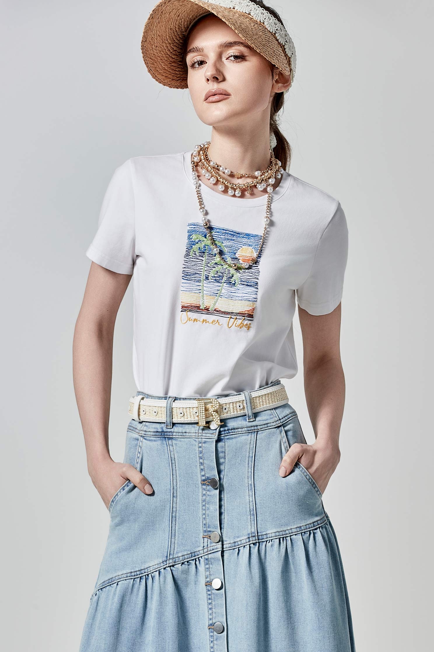 海灘彩色線繡花白T海灘彩色線繡花白T,T-Shirt,上衣,春夏穿搭,白色上衣,純棉,繡花