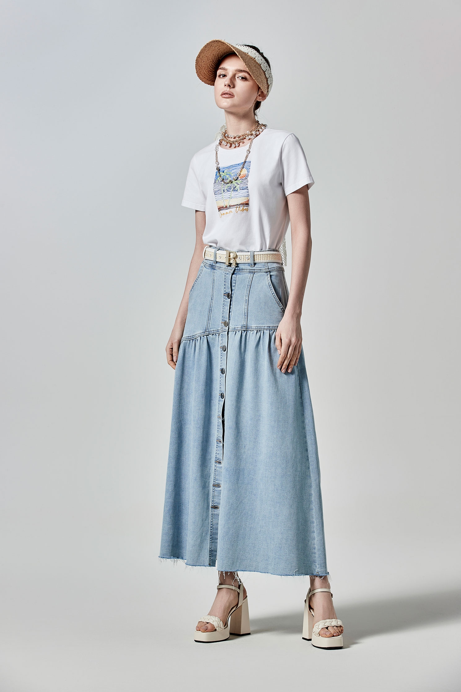 海灘彩色線繡花白T海灘彩色線繡花白T,T-Shirt,上衣,春夏穿搭,白色上衣,純棉,繡花