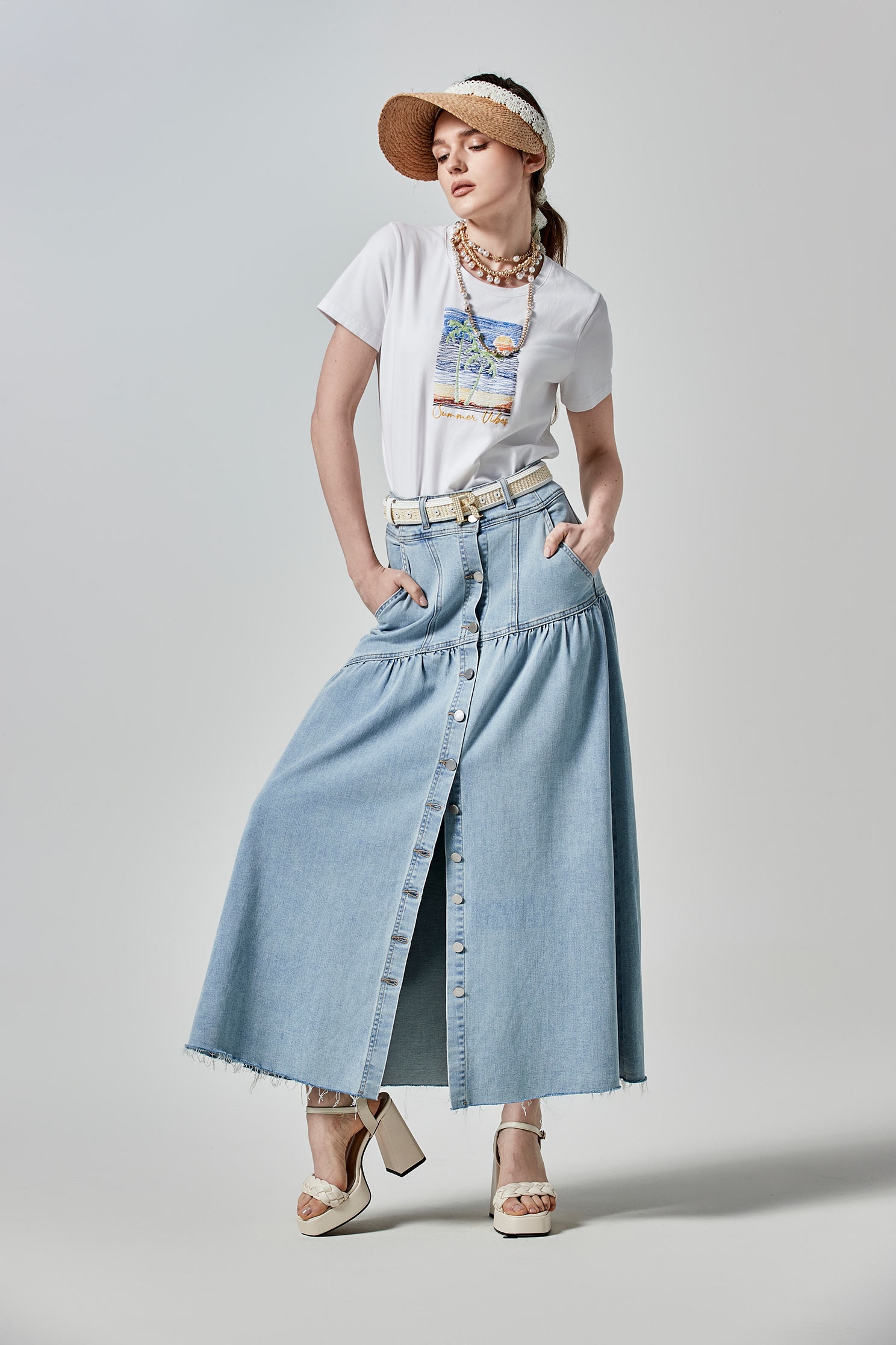 海灘彩色線繡花白T海灘彩色線繡花白T,T-Shirt,上衣,春夏穿搭,白色上衣,純棉,繡花