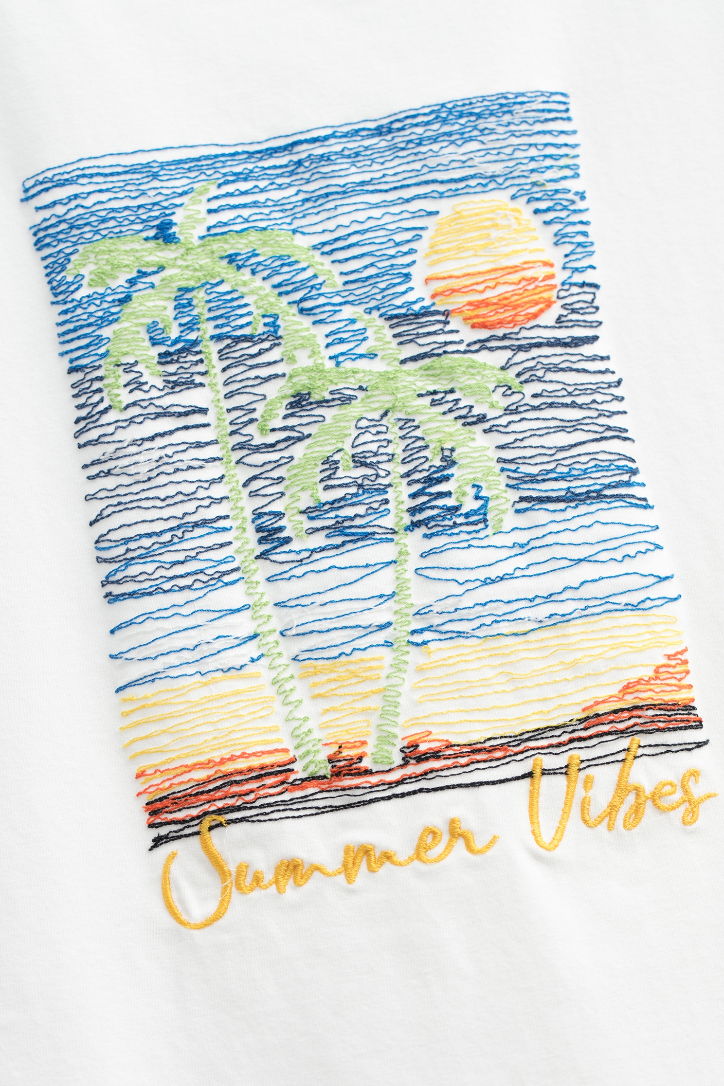 海灘彩色線繡花白T海灘彩色線繡花白T,T-Shirt,上衣,春夏穿搭,白色上衣,純棉,繡花