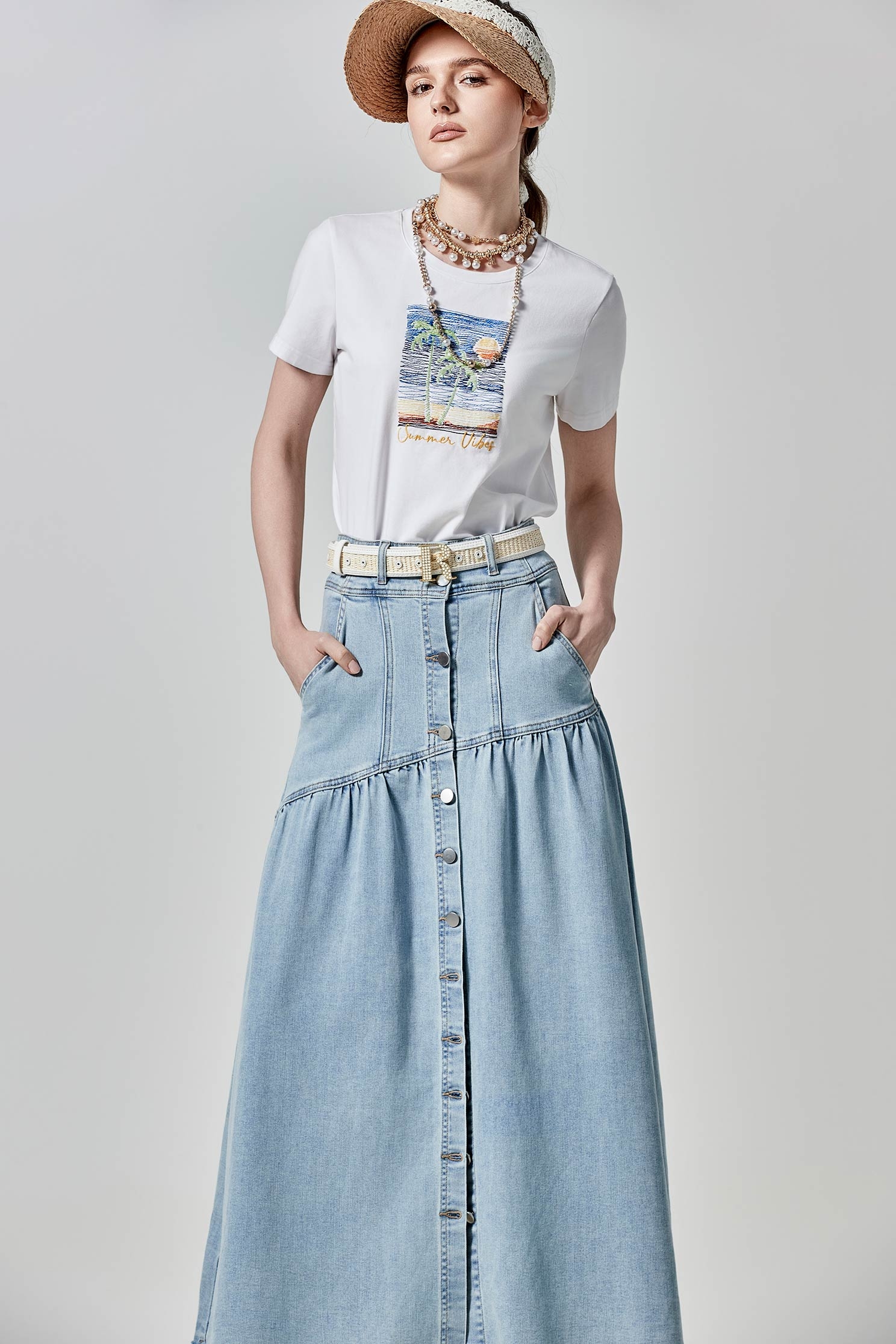 海灘彩色線繡花白T海灘彩色線繡花白T,T-Shirt,上衣,春夏穿搭,白色上衣,純棉,繡花