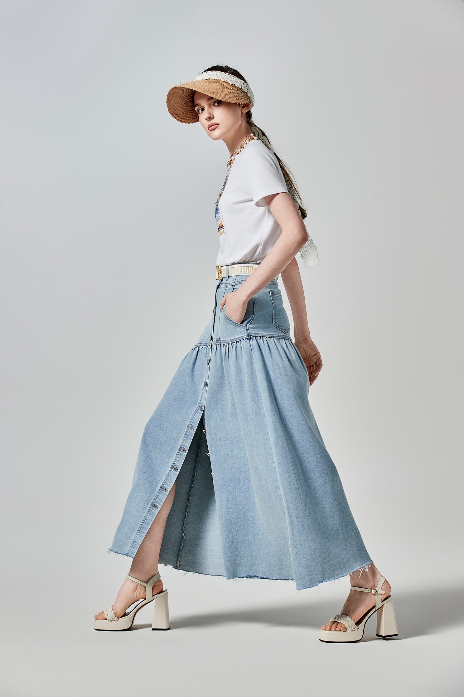 海灘彩色線繡花白T海灘彩色線繡花白T,T-Shirt,上衣,春夏穿搭,白色上衣,純棉,繡花