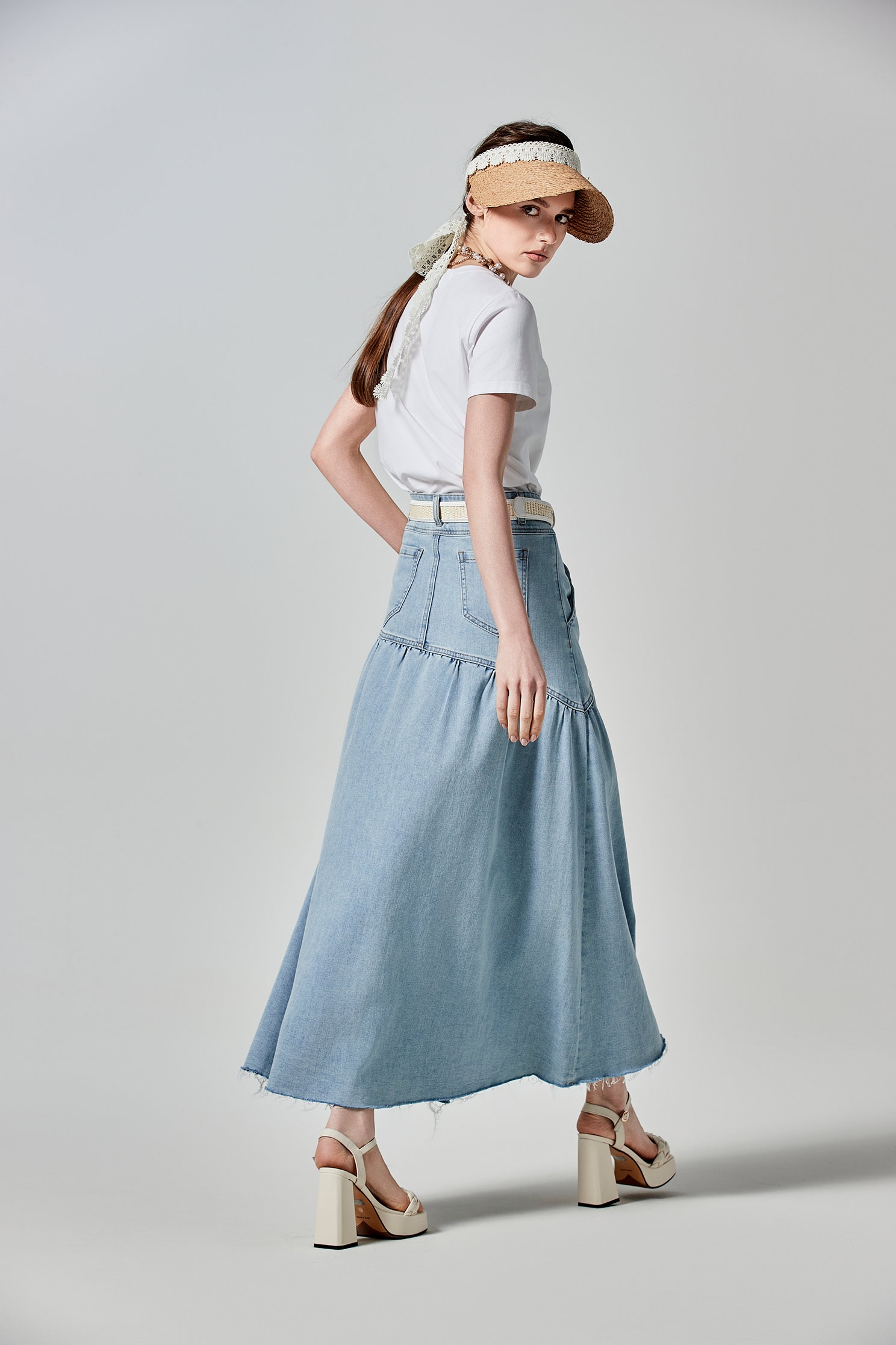 海灘彩色線繡花白T海灘彩色線繡花白T,T-Shirt,上衣,春夏穿搭,白色上衣,純棉,繡花