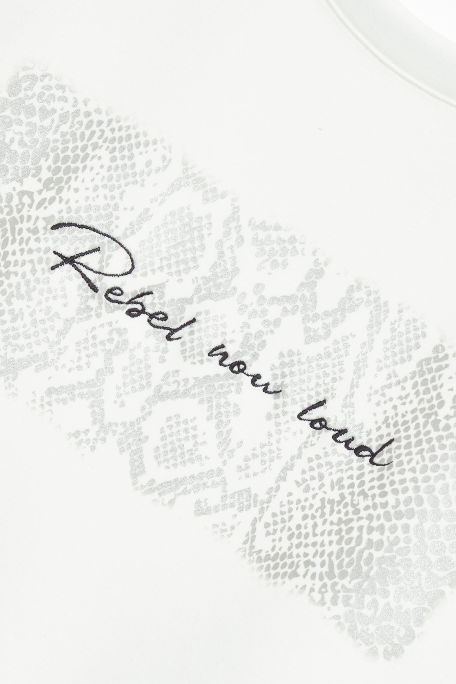 奶白色印繡花交叉T奶白色印繡花交叉T,T-Shirt,春夏穿搭,繡花