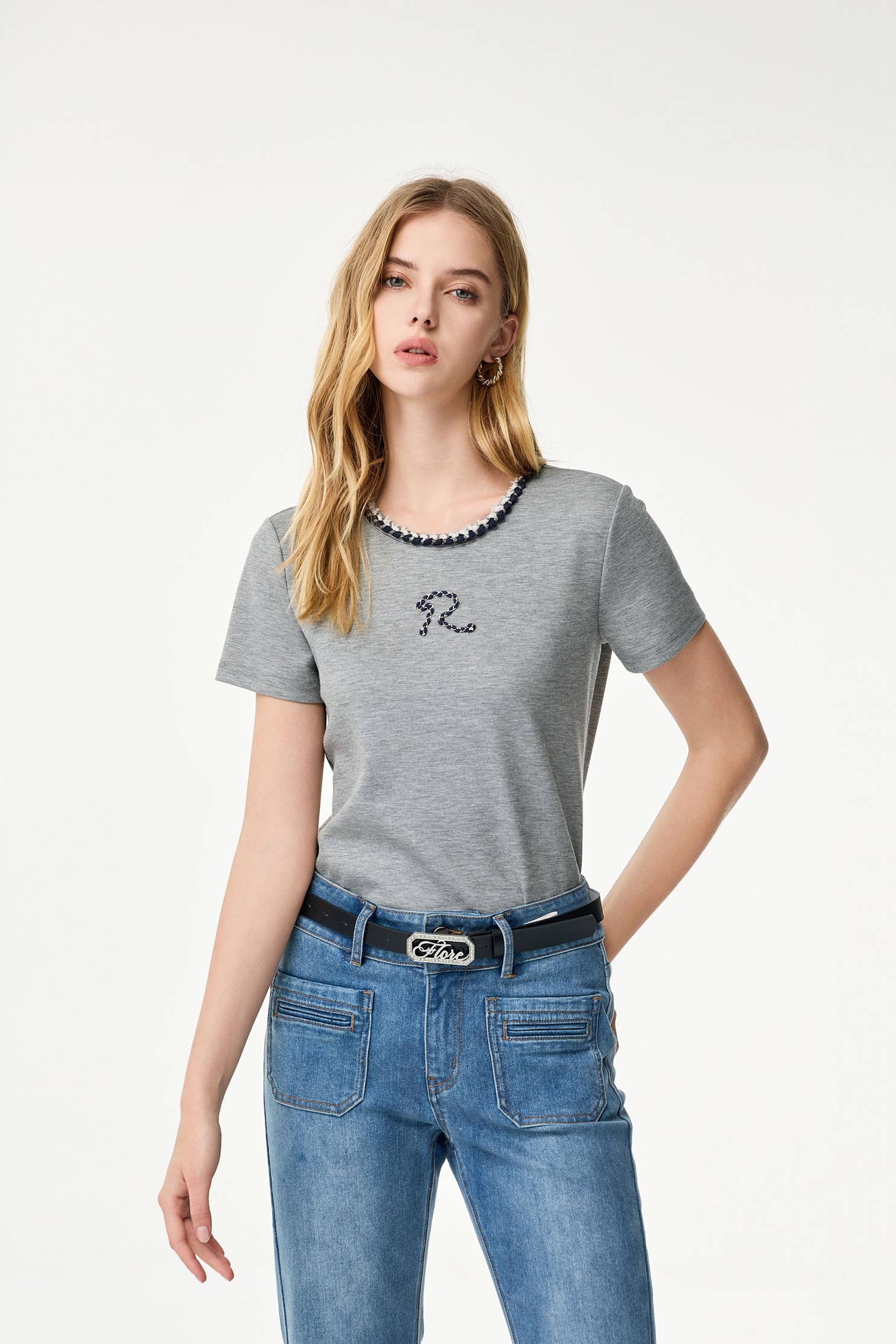 鹽灰色織帶繞字裝飾T鹽灰色織帶繞字裝飾T,T-Shirt,春夏穿搭