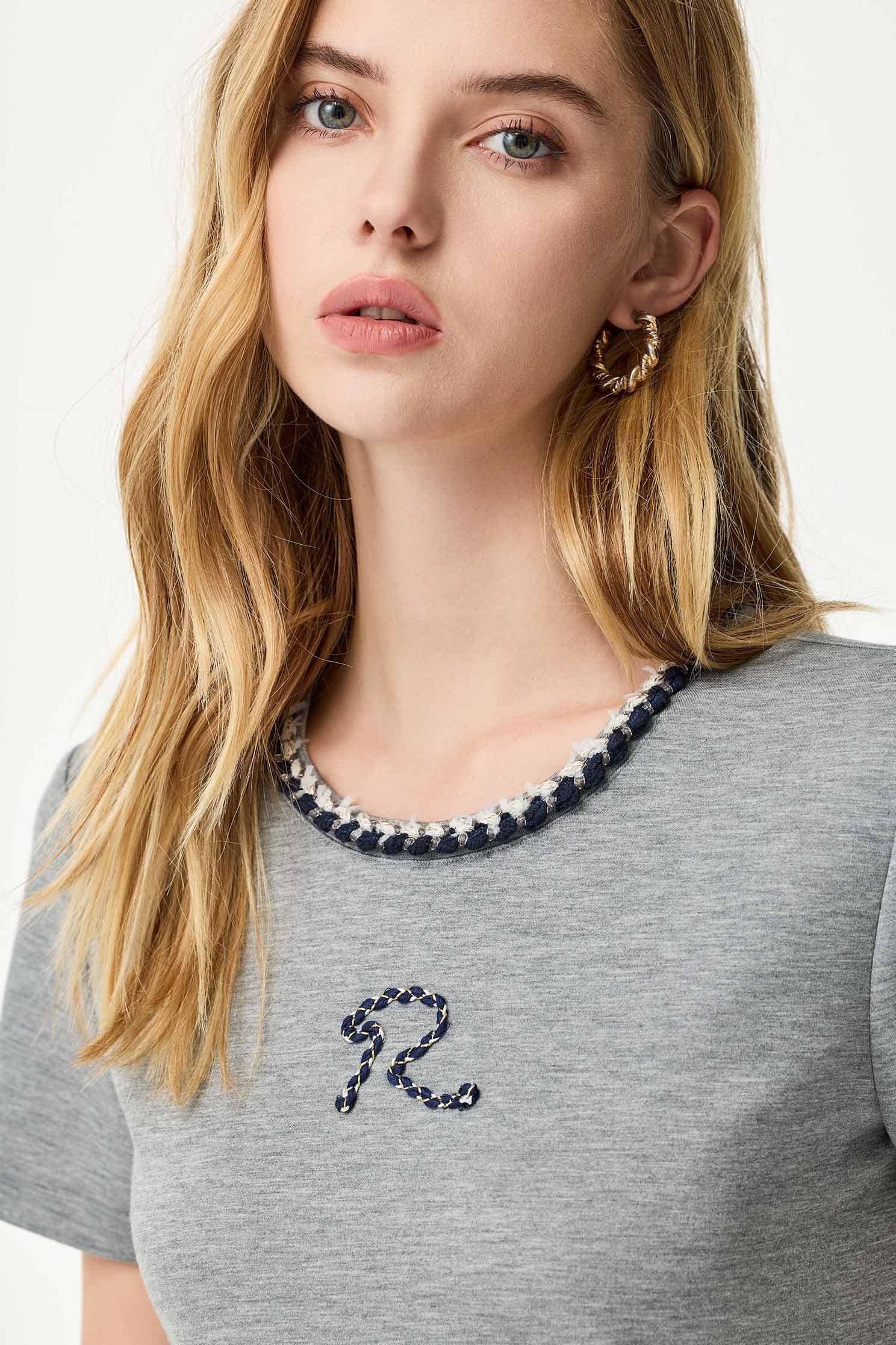 鹽灰色織帶繞字裝飾T鹽灰色織帶繞字裝飾T,T-Shirt,春夏穿搭