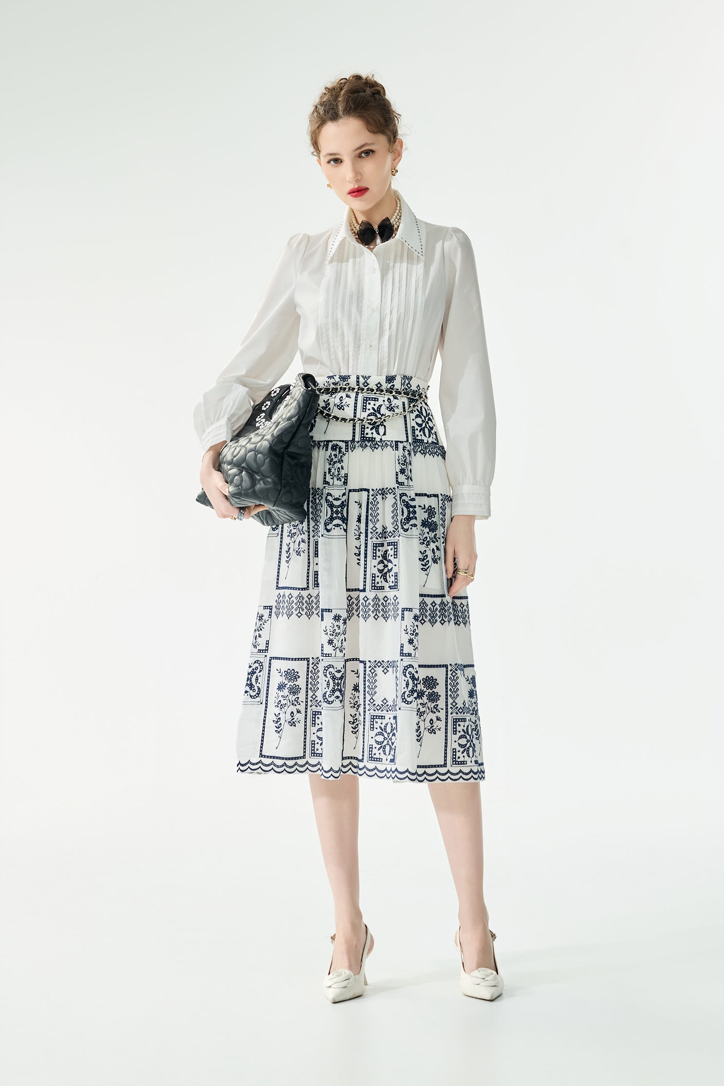 綴鑽飾領片襯衫上衣綴鑽飾領片襯衫上衣,上班OL穿搭,上衣,刺繡,春夏穿搭,白色上衣,襯衫