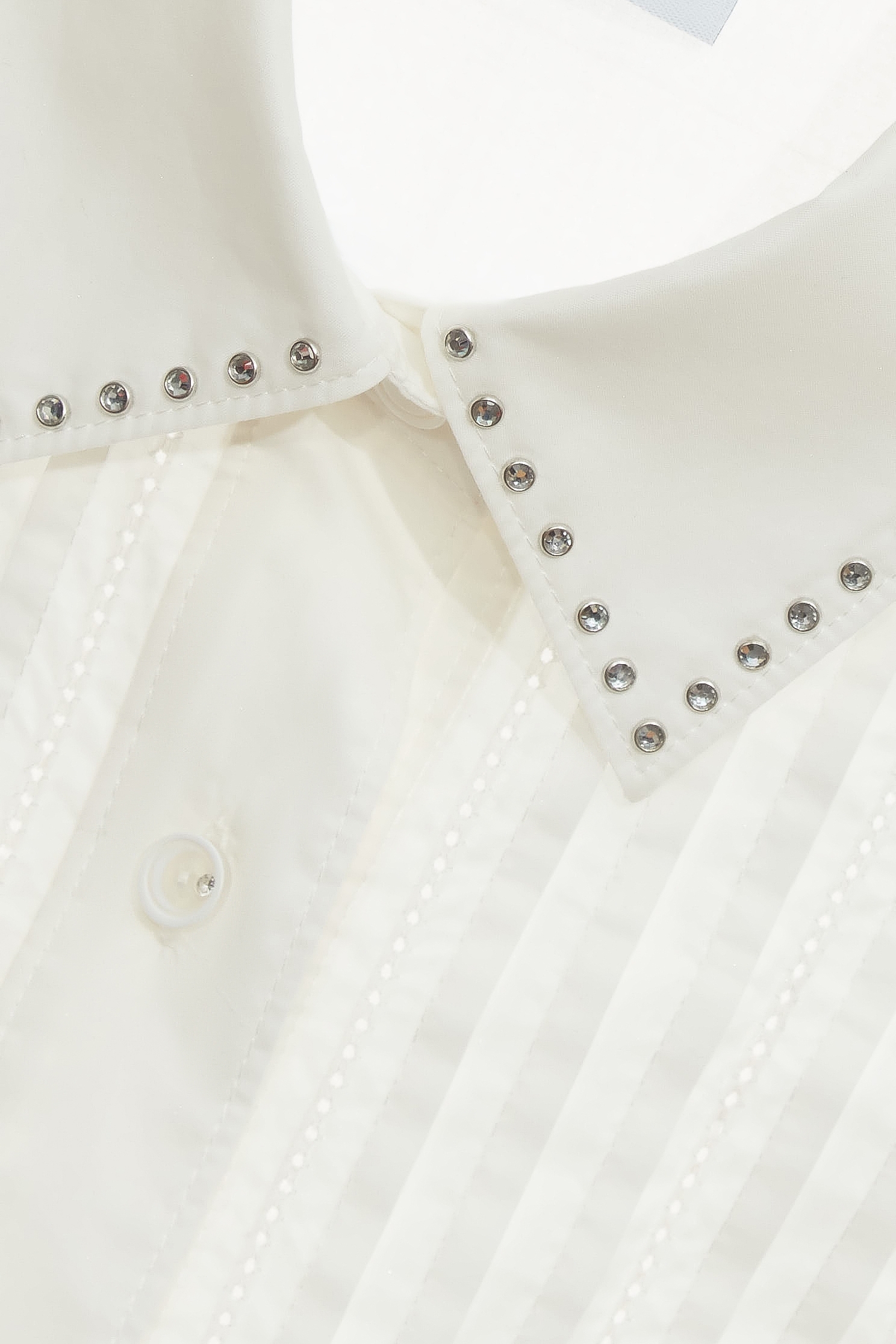 綴鑽飾領片襯衫上衣綴鑽飾領片襯衫上衣,上班OL穿搭,上衣,刺繡,春夏穿搭,白色上衣,襯衫