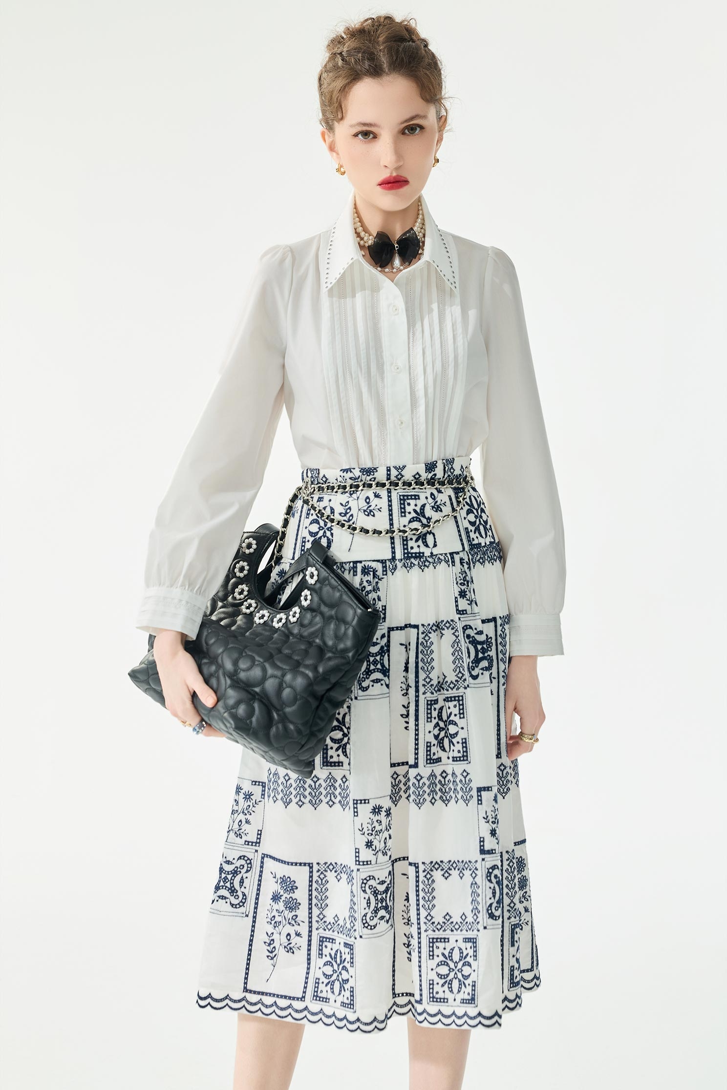 綴鑽飾領片襯衫上衣綴鑽飾領片襯衫上衣,上班OL穿搭,上衣,刺繡,春夏穿搭,白色上衣,襯衫