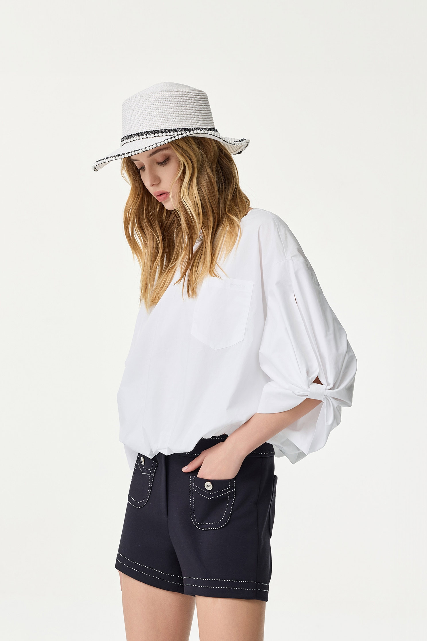 白色立體泡袖單品上衣白色立體泡袖單品上衣,上衣,春夏穿搭,白色上衣,約會特輯,繡花,襯衫