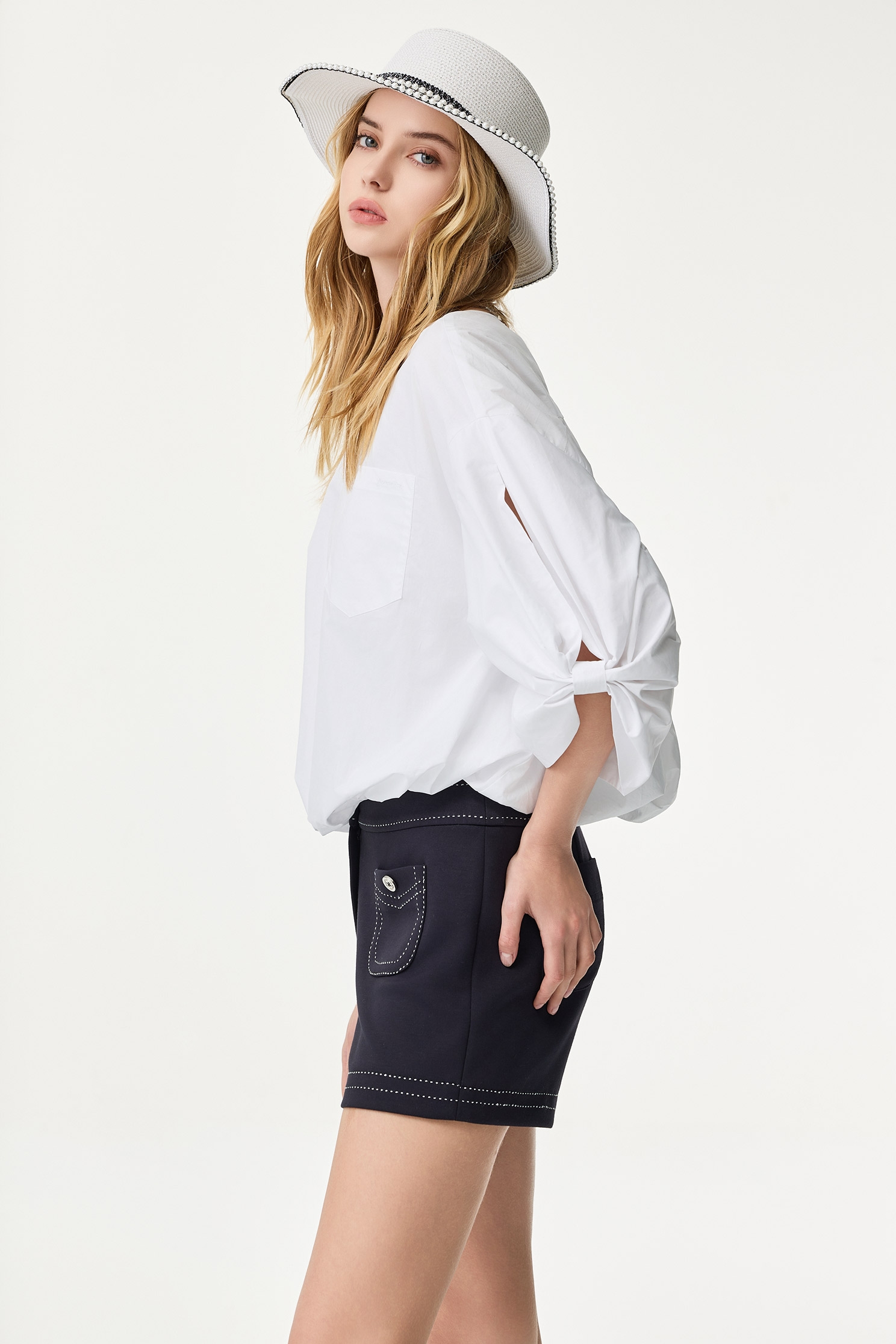 白色立體泡袖單品上衣白色立體泡袖單品上衣,上衣,春夏穿搭,白色上衣,約會特輯,繡花,襯衫