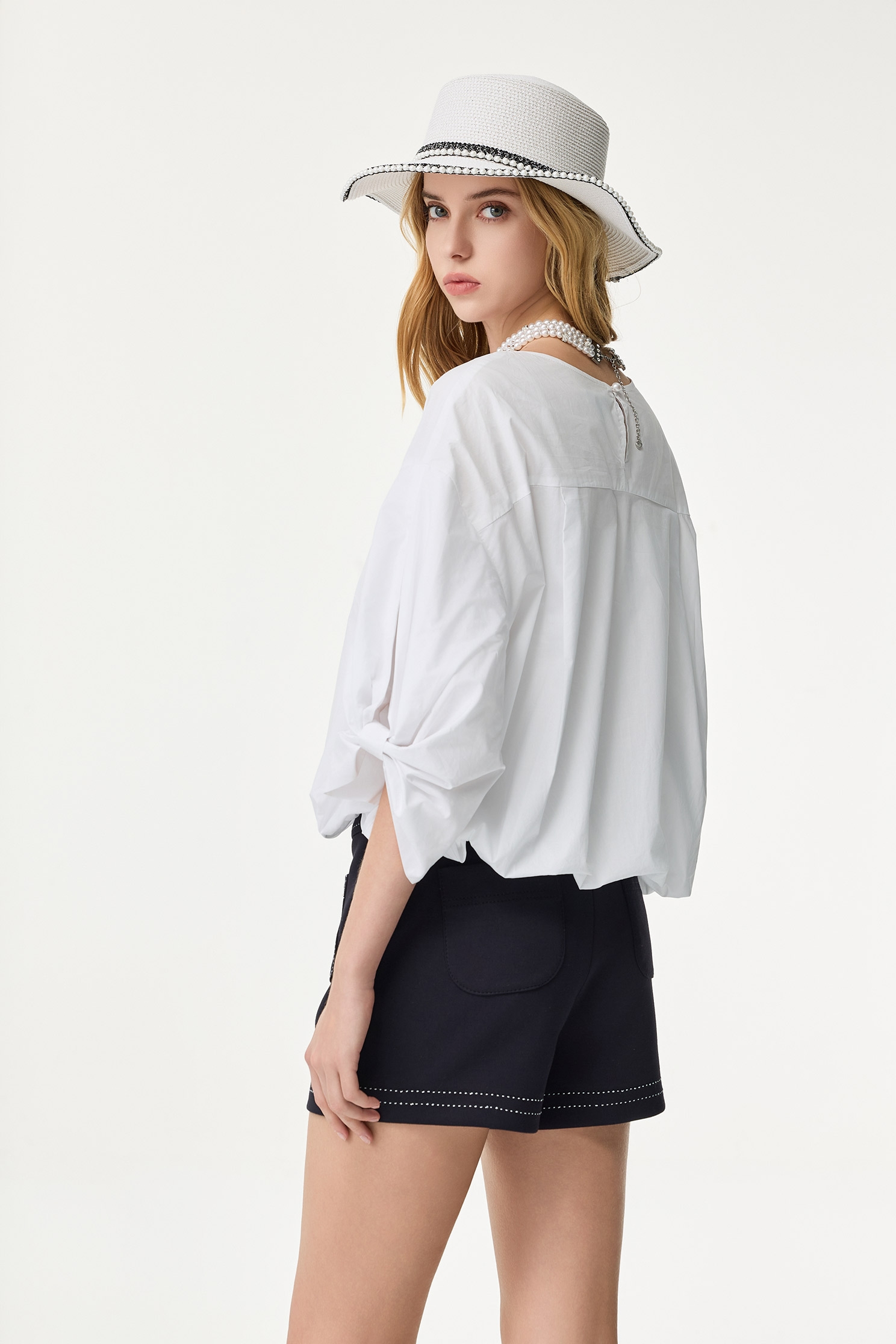 白色立體泡袖單品上衣白色立體泡袖單品上衣,上衣,春夏穿搭,白色上衣,約會特輯,繡花,襯衫