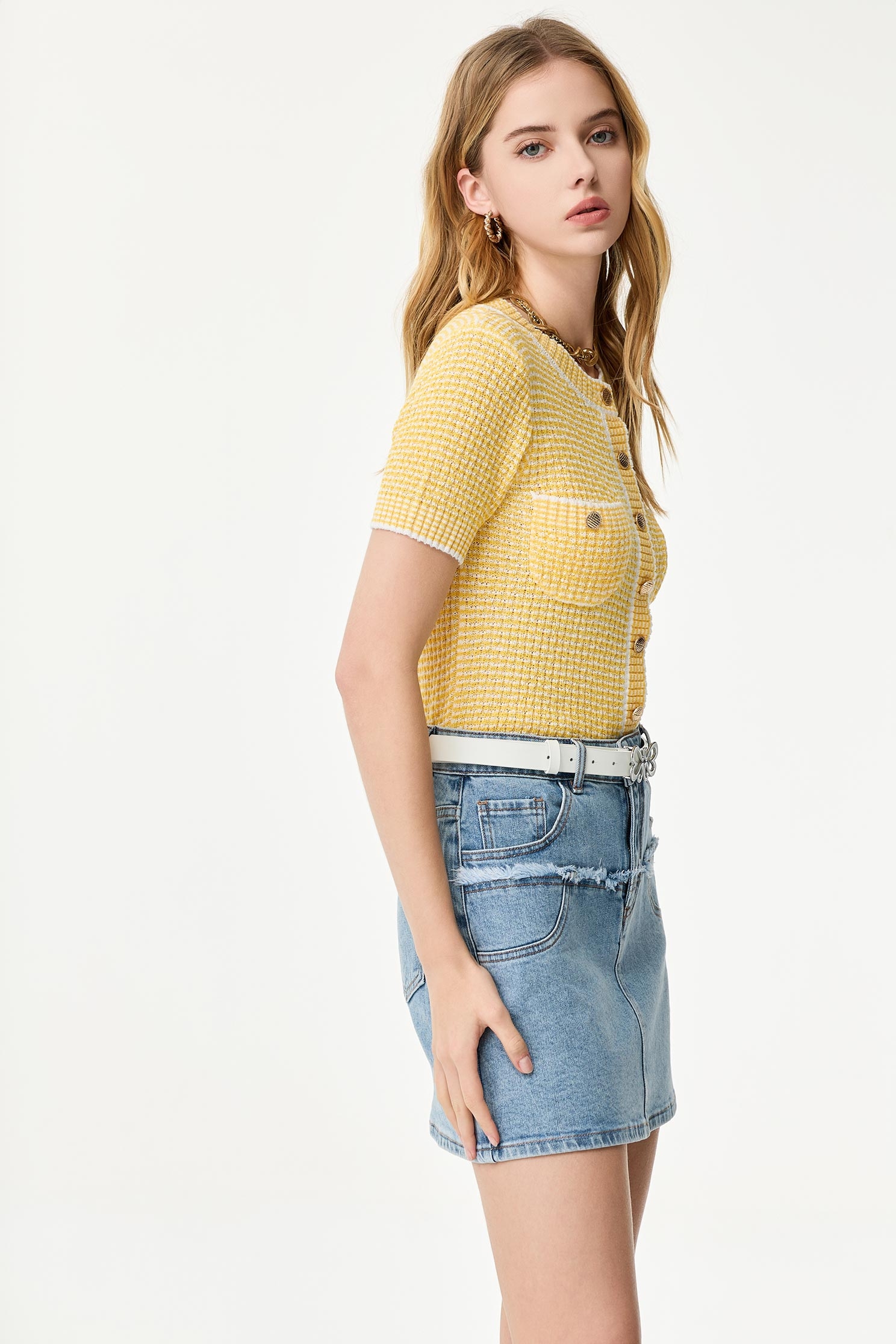 太陽黃排釦針織上衣太陽黃排釦針織上衣,上衣,春夏穿搭,約會特輯,針織,針織上衣