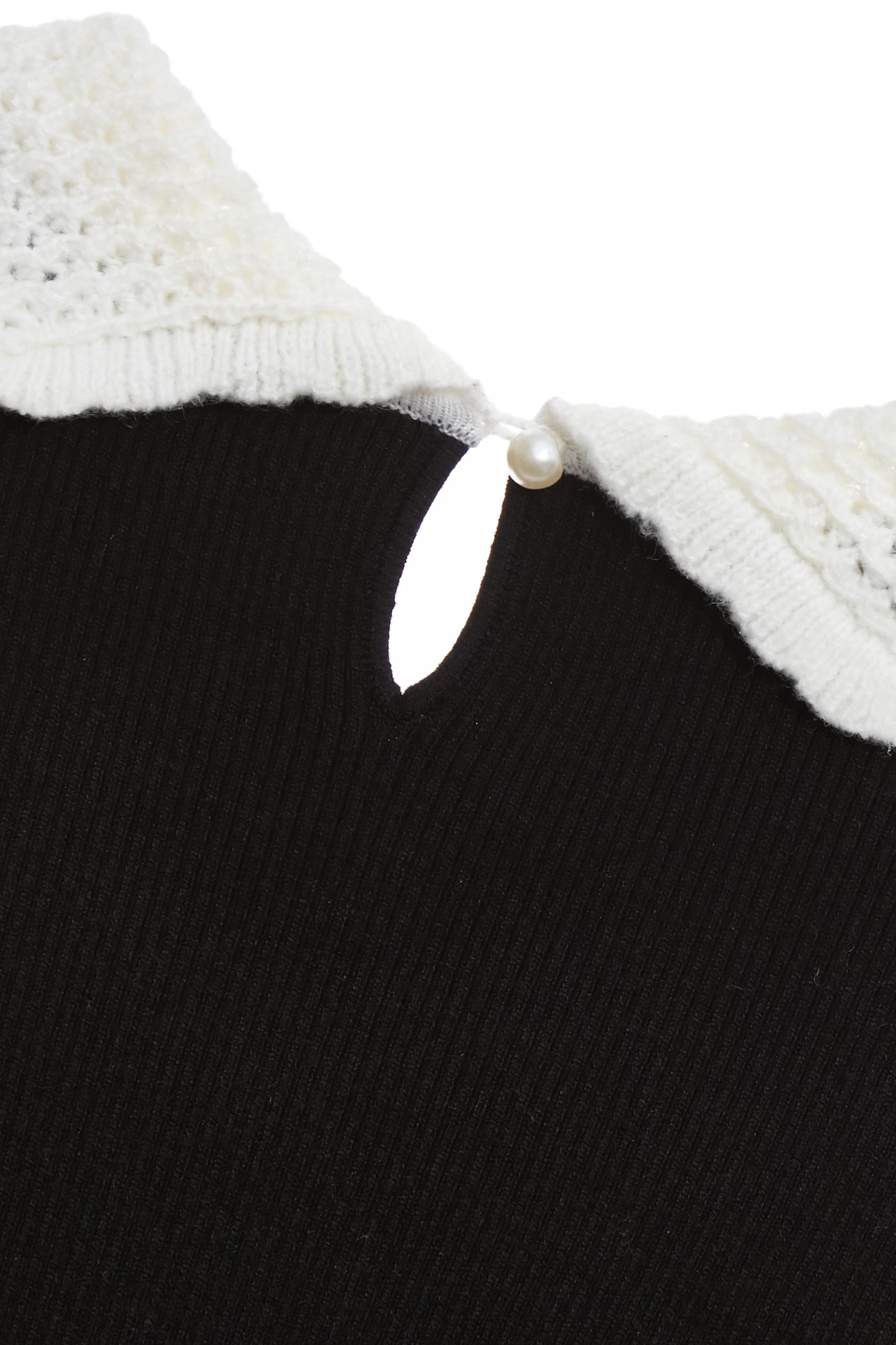 黑白配手勾荷葉坑條針織黑白配手勾荷葉坑條針織,上班OL穿搭,人氣商品,春夏穿搭,珍珠,約會特輯,荷葉,針織,針織衫