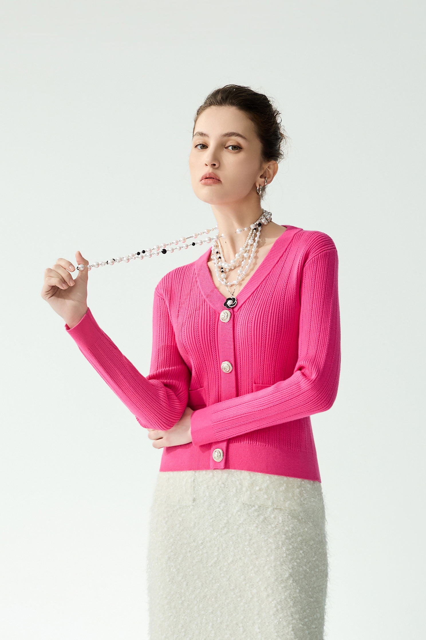 金屬飾釦V領坑條針織單品金屬飾釦V領坑條針織單品,春夏穿搭,約會特輯,針織,針織衫