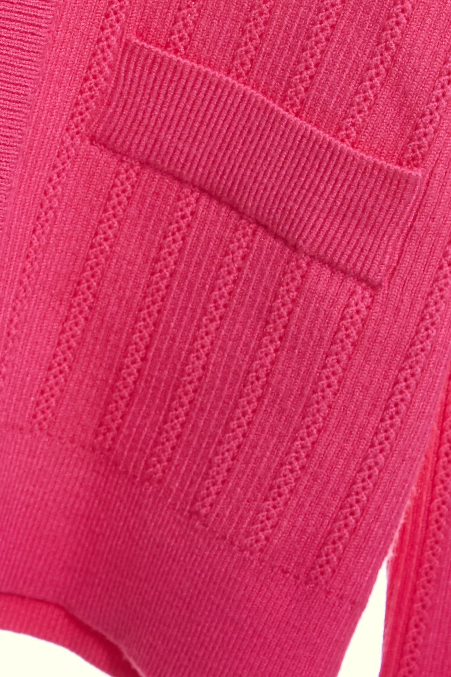 金屬飾釦V領坑條針織單品金屬飾釦V領坑條針織單品,春夏穿搭,約會特輯,針織,針織衫