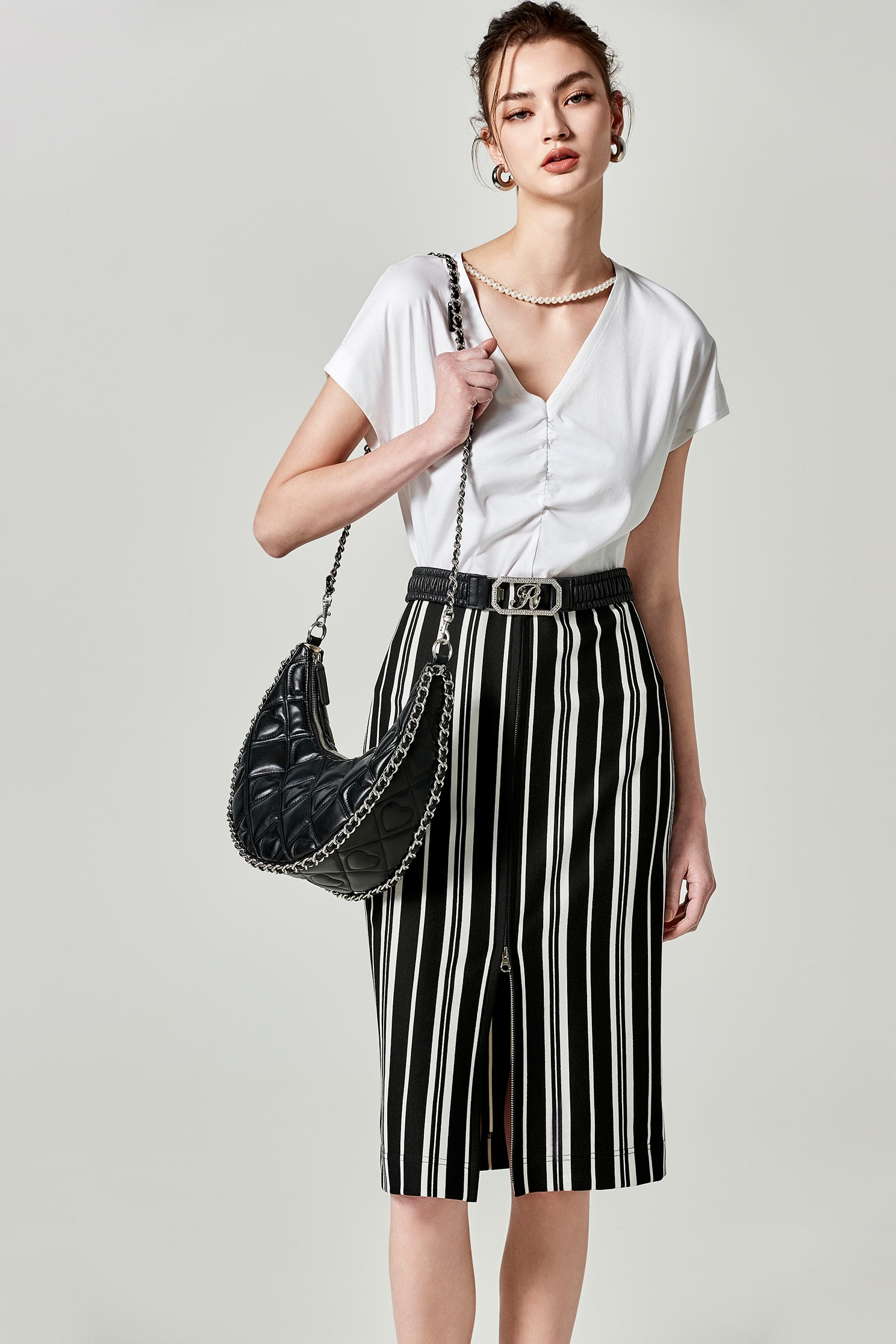 珍珠鍊v領絲光T恤珍珠鍊v領絲光T恤,上衣,春夏穿搭,珍珠,白色上衣