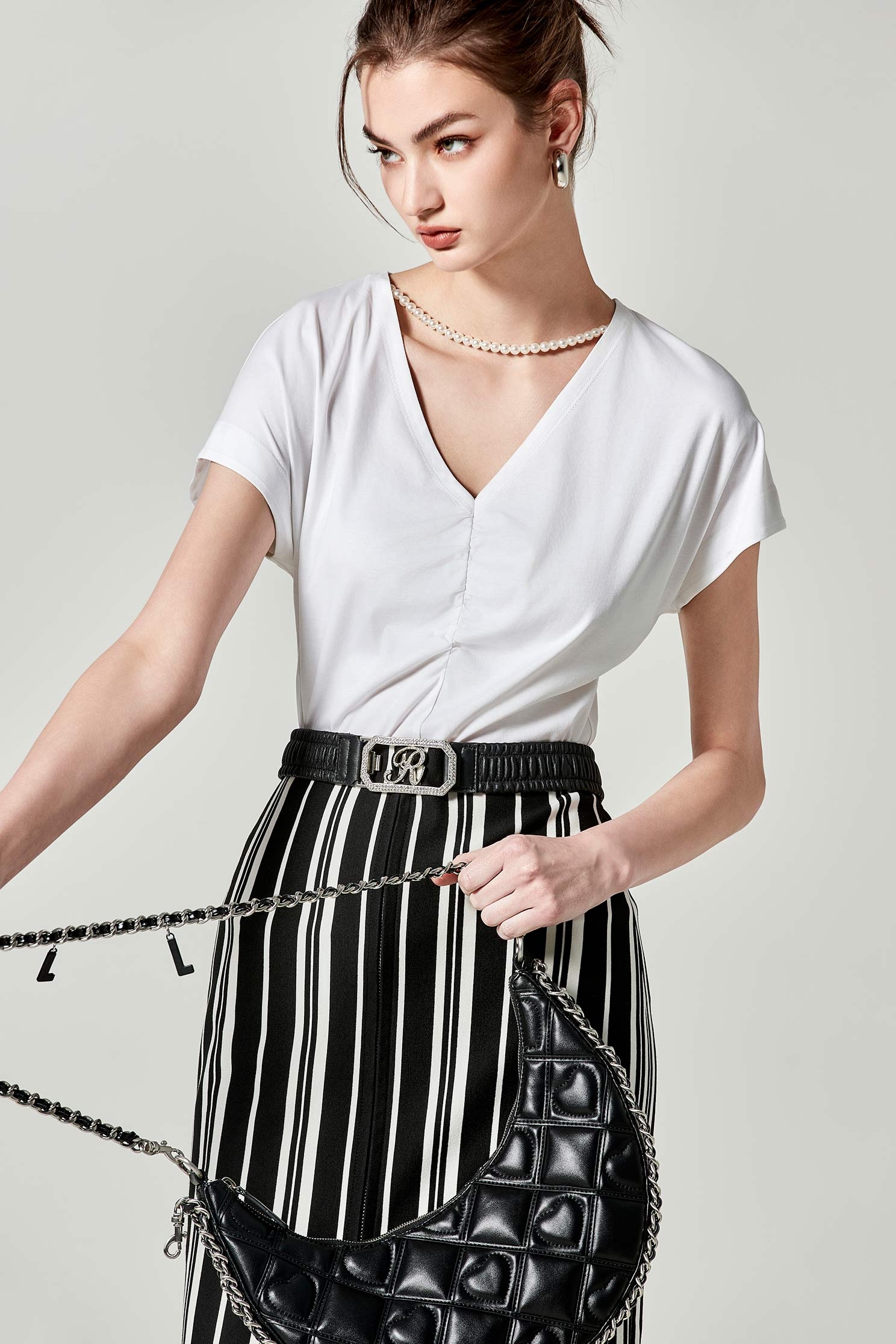 珍珠鍊v領絲光T恤珍珠鍊v領絲光T恤,上衣,春夏穿搭,珍珠,白色上衣